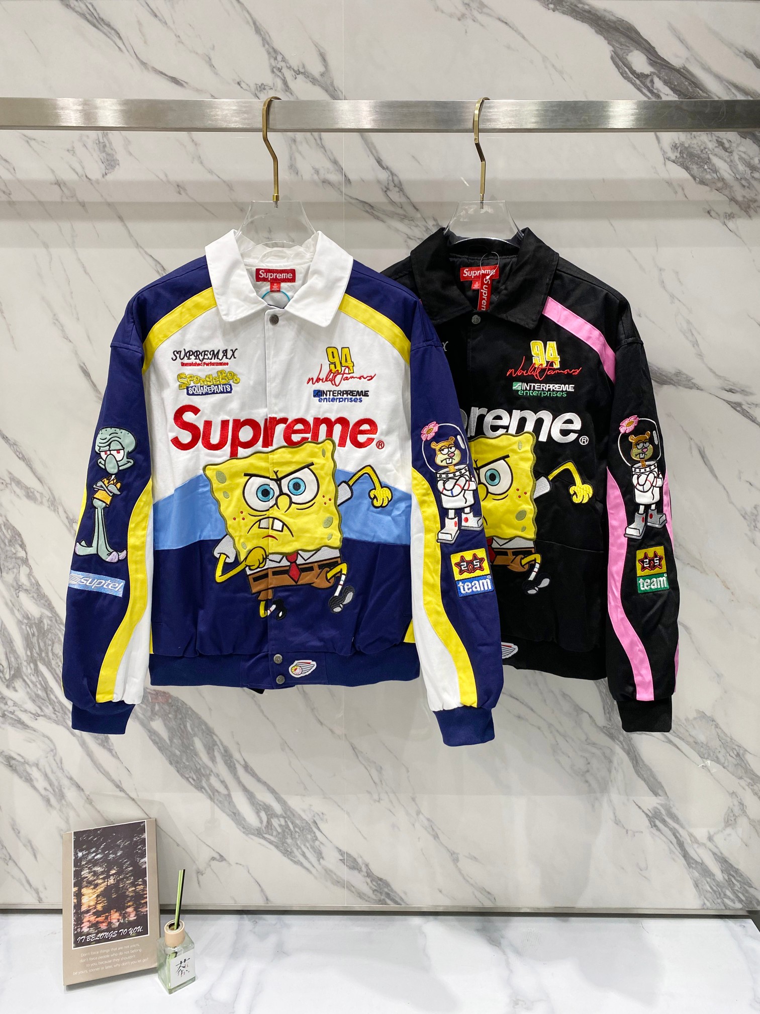 P380 Supreme Bob Esponja x JEFF HAMILTON Edición colaborativa SS WEEK11 Chaqueta de carreras de estilo americano con es…