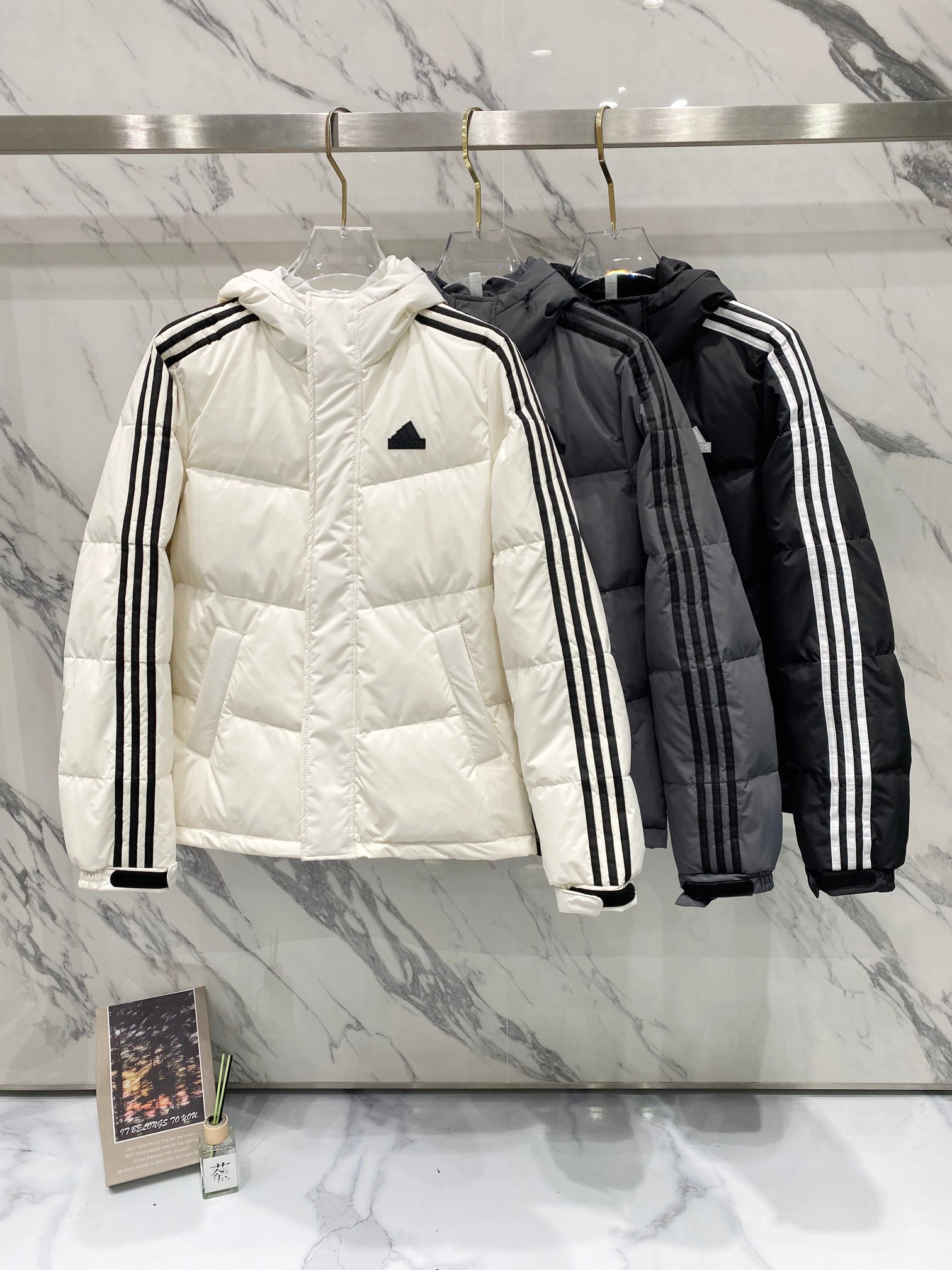 P300 Adidas Adidas tres rayas abrigo de plumas保暖 de gama media, caída de hombros, mismo estilo que las celebridades, ch…