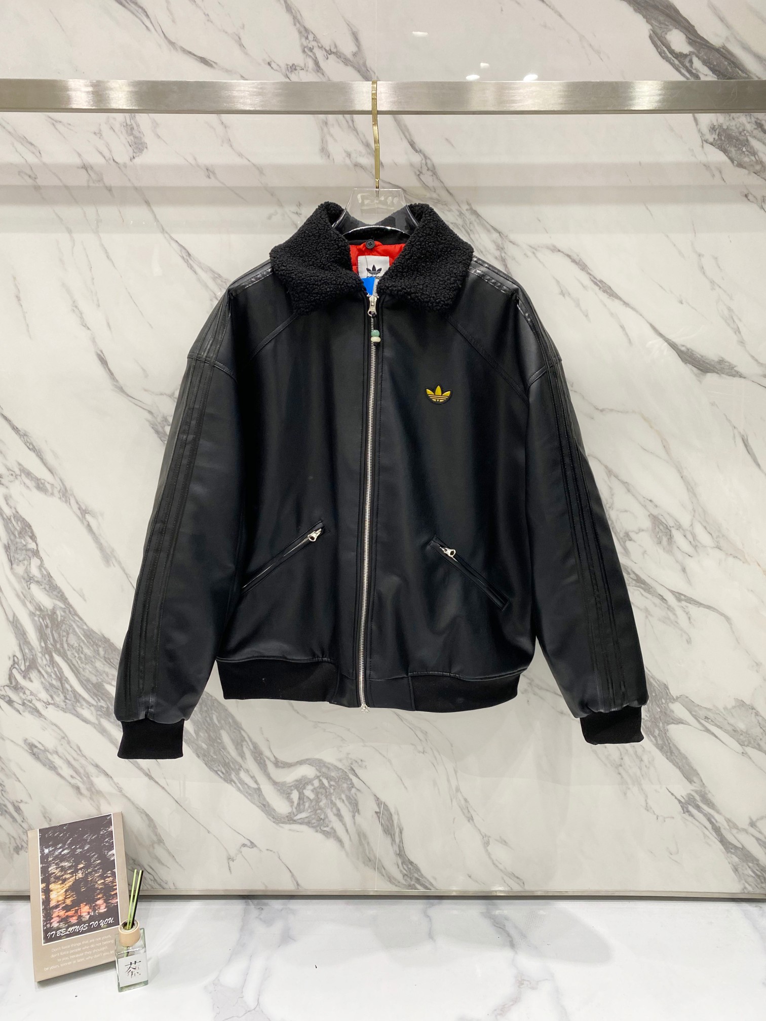 P245 Adidas Originals chaqueta de motero de cuello vuelto de piel sintética, estilo retro americano, abrigada, deportiv…