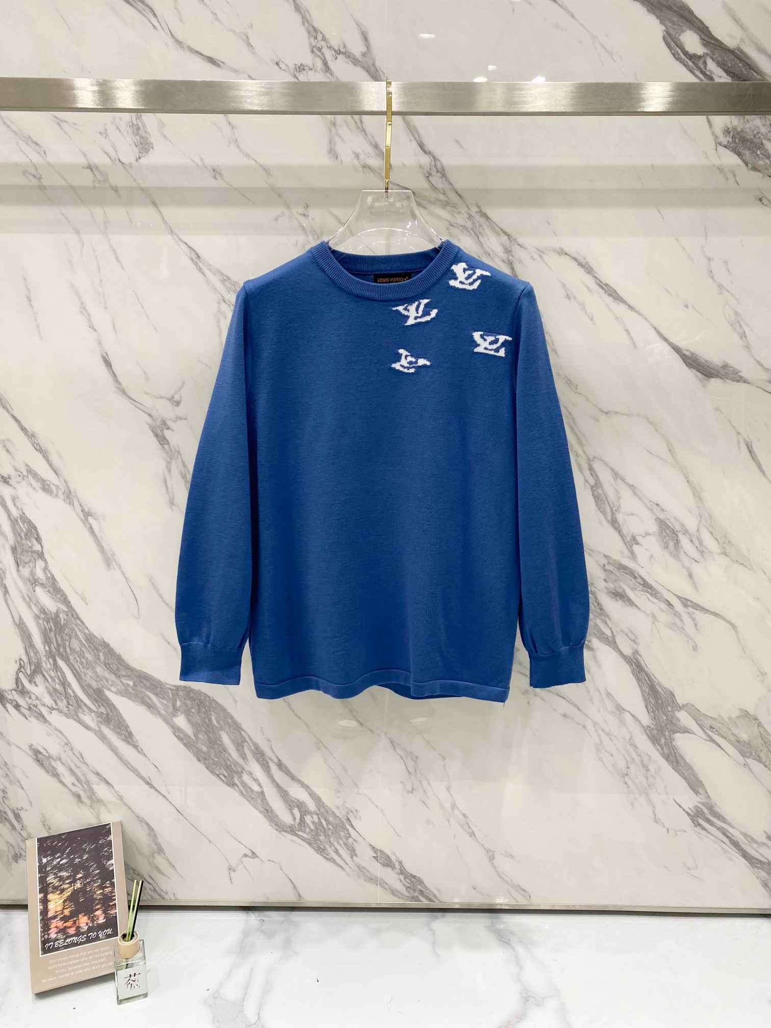 P105 Louis Vuitton LV Louis Vuitton Musical Piper suéter de punto con cuello redondo Color: Azul marino Talla: M L XL