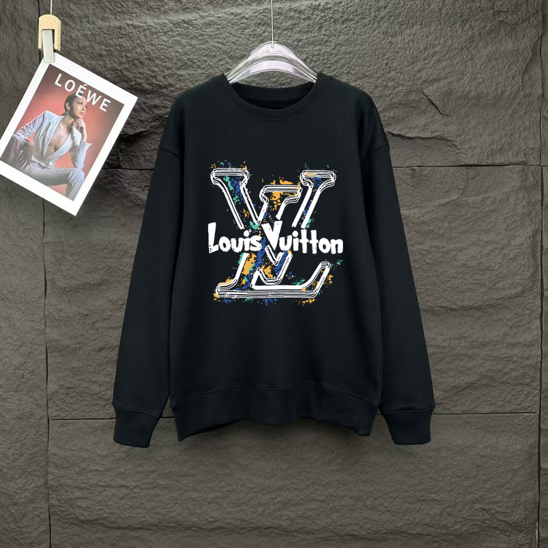 NO:128440,Louis Vuitton Spring European counter new style top-quality original single fashion casual long-sleeved T-shirt sweatshirt. 25ss Spring Fashion Internet celebrity trendy customization, selected imported high-density cotton fabrics, exquisite original logo creation, excellent comfort and breathability, excellent soft, wrinkle resistance and sagging. Whether it is single or inner wear, it is very handsome, which conforms to the practical dressing habits of men, pursues luxury, noble and elegant style, and creates extraordinary men's taste. The best choice for urban fashion men. Size M~XXXL,,louis vuitton,hoodie, sweatshirts,tees, t-shirt, alexander wang19860909路易威登 春季欧洲专柜新款 顶级原单时尚休闲长袖T恤卫衣. 25ss春季时尚网红潮人定制,精选进口高密度棉面料,精致原版logo打造,舒适性与透气性兼优,柔软抗皱弹性和垂性极佳,无论是单穿或是内搭都是帅气十足,吻合了男性实用穿衣习惯,追求奢华高贵优雅风范,打造不凡男士品味,都市时尚男尤首选.尺码M~XXXL,,louis vuitton,hoodie,sweatshirts,tees，t-shirt,alexander wang,Men's clothing