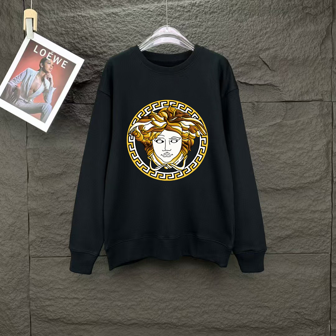 NO:128453,Versace Spring European counter new style top-quality original single fashion casual long-sleeved T-shirt sweatshirt. 25ss spring fashion internet celebrity fashion trendy customization, selected imported high-density cotton fabrics, exquisite original logo creation, excellent comfort and breathability, soft, wrinkle-resistant elasticity and drooping. Whether it is single or inner wear, it is very handsome, which conforms to the practical dressing habits of men, pursues luxury, noble and elegant style, and creates extraordinary men's taste. The best choice for urban fashion men. Size M~XXXL, versace, hoodie, sweatshirts, tees, t-shirt, alexander wang19860909范思哲 春季欧洲专柜新款 顶级原单时尚休闲长袖T恤卫衣. 25ss春季时尚网红潮人定制,精选进口高密度棉面料,精致原版logo打造,舒适性与透气性兼优,柔软抗皱弹性和垂性极佳,无论是单穿或是内搭都是帅气十足,吻合了男性实用穿衣习惯,追求奢华高贵优雅风范,打造不凡男士品味,都市时尚男尤首选.尺码M~XXXL,,versace,hoodie,sweatshirts,tees，t-shirt,alexander wang,Men's clothing