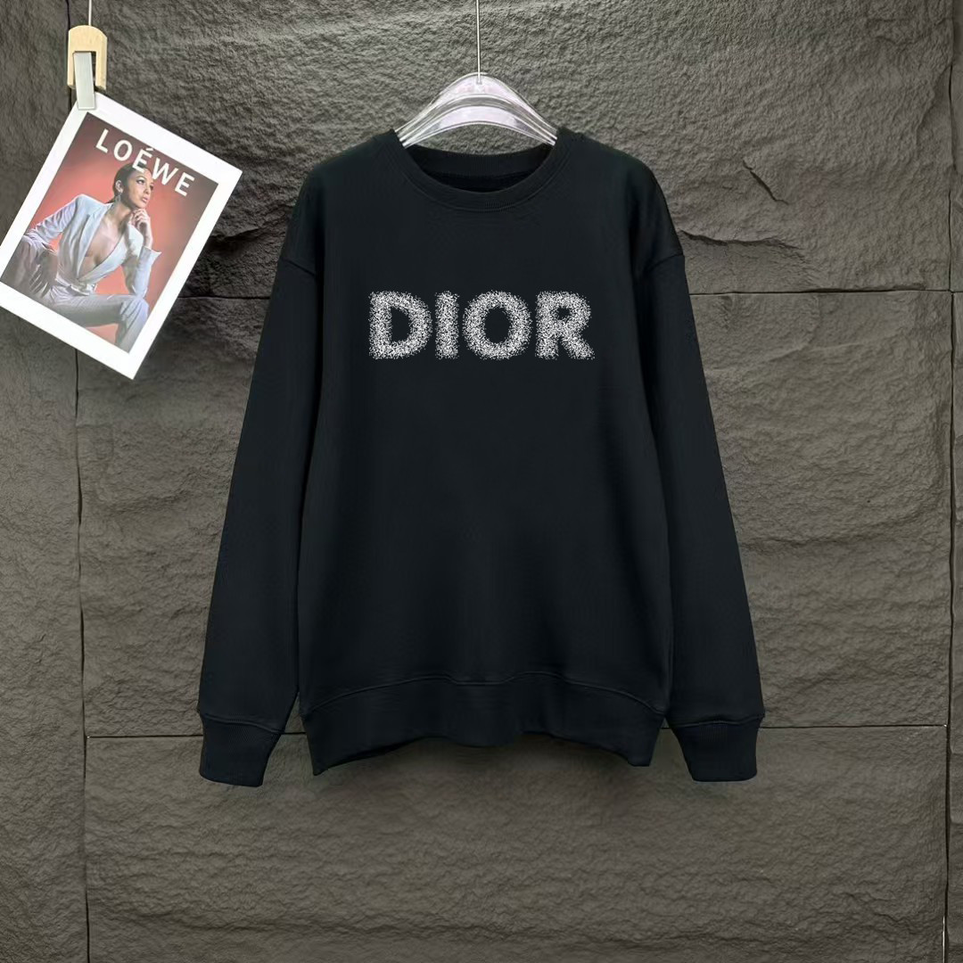NO:128454,Dior Spring European counter new style top-level original single fashion casual long-sleeved T-shirt sweatshirt. 25ss Spring fashion internet celebrity trendy customization, selected imported high-density cotton fabrics, exquisite original logo creation, excellent comfort and breathability, excellent soft, wrinkle resistance and sagging. Whether it is single or inner wear, it is very handsome, which conforms to the practical dressing habits of men, pursues luxury, noble and elegant style, and creates extraordinary men's taste. The best choice for urban fashion men. Size M~XXXL,,dior,hoodie, sweatshirts,tees, t-shirt,alexander wang19860909迪奥 春季欧洲专柜新款 顶级原单时尚休闲长袖T恤卫衣. 25ss春季时尚网红潮人定制,精选进口高密度棉面料,精致原版logo打造,舒适性与透气性兼优,柔软抗皱弹性和垂性极佳,无论是单穿或是内搭都是帅气十足,吻合了男性实用穿衣习惯,追求奢华高贵优雅风范,打造不凡男士品味,都市时尚男尤首选.尺码M~XXXL,,dior,hoodie,sweatshirts,tees，t-shirt,alexander wang,Men's clothing
