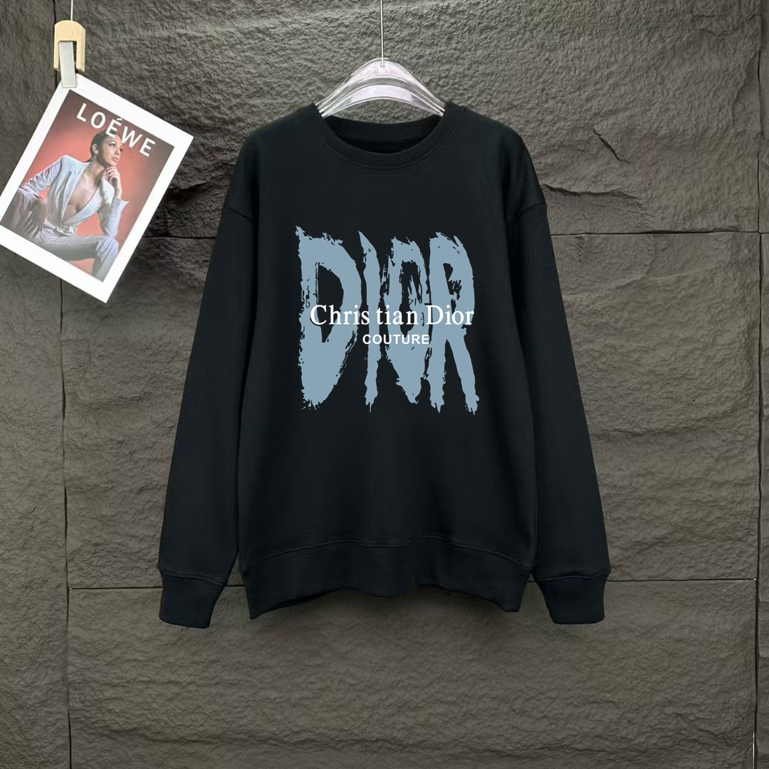 NO:128459,Dior Spring European counter new style top-level original single fashion casual long-sleeved T-shirt sweatshirt. 25ss Spring fashion internet celebrity trendy customization, selected imported high-density cotton fabrics, exquisite original logo creation, excellent comfort and breathability, excellent soft, wrinkle resistance and sagging. Whether it is single or inner wear, it is very handsome, which conforms to the practical dressing habits of men, pursues luxury, noble and elegant style, and creates extraordinary men's taste. The best choice for urban fashion men. Size M~XXXL,,dior,hoodie, sweatshirts,tees, t-shirt,alexander wang19860909迪奥 春季欧洲专柜新款 顶级原单时尚休闲长袖T恤卫衣. 25ss春季时尚网红潮人定制,精选进口高密度棉面料,精致原版logo打造,舒适性与透气性兼优,柔软抗皱弹性和垂性极佳,无论是单穿或是内搭都是帅气十足,吻合了男性实用穿衣习惯,追求奢华高贵优雅风范,打造不凡男士品味,都市时尚男尤首选.尺码M~XXXL,,dior,hoodie,sweatshirts,tees，t-shirt,alexander wang,Men's clothing