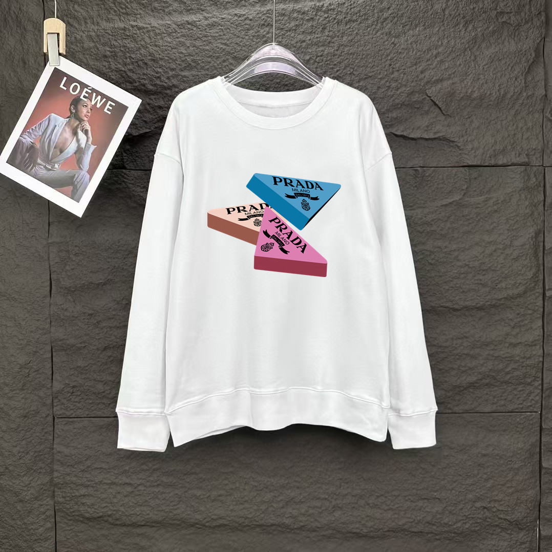 NO:128462,Prada Spring European counter new style top-quality original single fashion casual long-sleeved T-shirt sweatshirt. 25ss Spring fashion internet celebrity trendy customization, selected imported high-density cotton fabrics, exquisite original logo creation, excellent comfort and breathability, excellent soft, wrinkle resistance and sagging. Whether it is single or inner wear, it is very handsome, which conforms to the practical dressing habits of men, pursues luxury, noble and elegant style, and creates extraordinary men's taste. The best choice for urban fashion men. Size M~XXXL,,prada,hoodie,sweatshirts,tees,t-shirt,alexander wang19860909普拉达 春季欧洲专柜新款 顶级原单时尚休闲长袖T恤卫衣. 25ss春季时尚网红潮人定制,精选进口高密度棉面料,精致原版logo打造,舒适性与透气性兼优,柔软抗皱弹性和垂性极佳,无论是单穿或是内搭都是帅气十足,吻合了男性实用穿衣习惯,追求奢华高贵优雅风范,打造不凡男士品味,都市时尚男尤首选.尺码M~XXXL,,prada,hoodie,sweatshirts,tees，t-shirt,alexander wang,Men's clothing