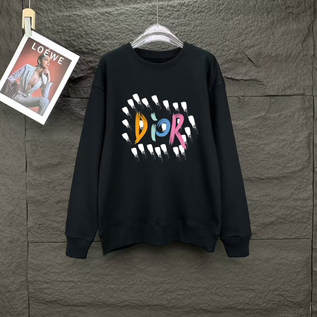 NO:128465,Dior Spring European counter new style top-level original single fashion casual long-sleeved T-shirt sweatshirt. 25ss Spring fashion internet celebrity trendy customization, selected imported high-density cotton fabrics, exquisite original logo creation, excellent comfort and breathability, excellent soft, wrinkle resistance and sagging. Whether it is single or inner wear, it is very handsome, which conforms to the practical dressing habits of men, pursues luxury, noble and elegant style, and creates extraordinary men's taste. The best choice for urban fashion men. Size M~XXXL,,dior,hoodie, sweatshirts,tees, t-shirt,alexander wang19860909迪奥 春季欧洲专柜新款 顶级原单时尚休闲长袖T恤卫衣. 25ss春季时尚网红潮人定制,精选进口高密度棉面料,精致原版logo打造,舒适性与透气性兼优,柔软抗皱弹性和垂性极佳,无论是单穿或是内搭都是帅气十足,吻合了男性实用穿衣习惯,追求奢华高贵优雅风范,打造不凡男士品味,都市时尚男尤首选.尺码M~XXXL,,dior,hoodie,sweatshirts,tees，t-shirt,alexander wang,Men's clothing