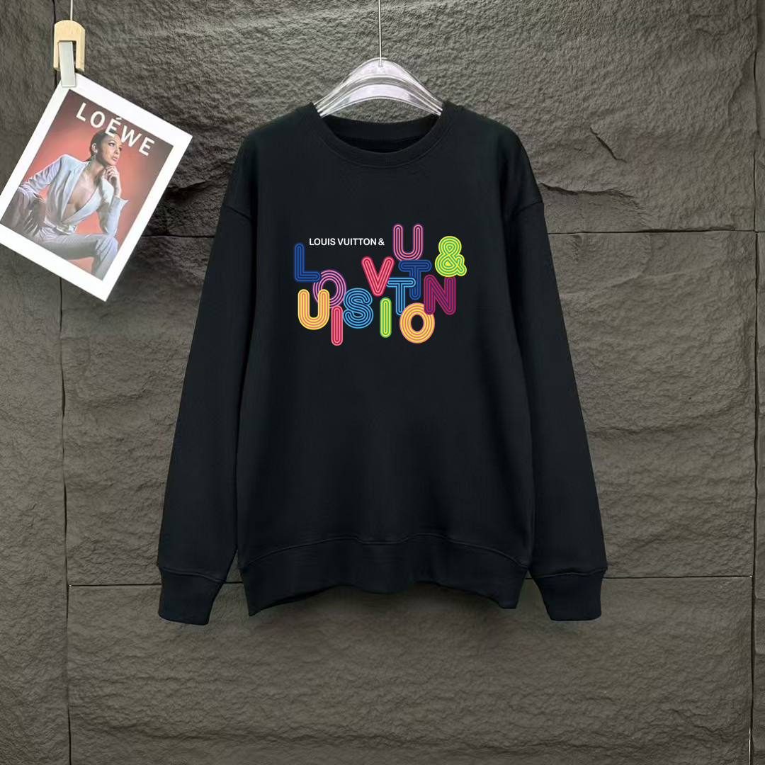 NO:128468,Louis Vuitton Spring European counter new style top-quality original single fashion casual long-sleeved T-shirt sweatshirt. 25ss Spring Fashion Internet celebrity trendy customization, selected imported high-density cotton fabrics, exquisite original logo creation, excellent comfort and breathability, excellent soft, wrinkle resistance and sagging. Whether it is single or inner wear, it is very handsome, which conforms to the practical dressing habits of men, pursues luxury, noble and elegant style, and creates extraordinary men's taste. The best choice for urban fashion men. Size M~XXXL,,louis vuitton,hoodie, sweatshirts,tees, t-shirt, alexander wang19860909路易威登 春季欧洲专柜新款 顶级原单时尚休闲长袖T恤卫衣. 25ss春季时尚网红潮人定制,精选进口高密度棉面料,精致原版logo打造,舒适性与透气性兼优,柔软抗皱弹性和垂性极佳,无论是单穿或是内搭都是帅气十足,吻合了男性实用穿衣习惯,追求奢华高贵优雅风范,打造不凡男士品味,都市时尚男尤首选.尺码M~XXXL,,louis vuitton,hoodie,sweatshirts,tees，t-shirt,alexander wang,Men's clothing