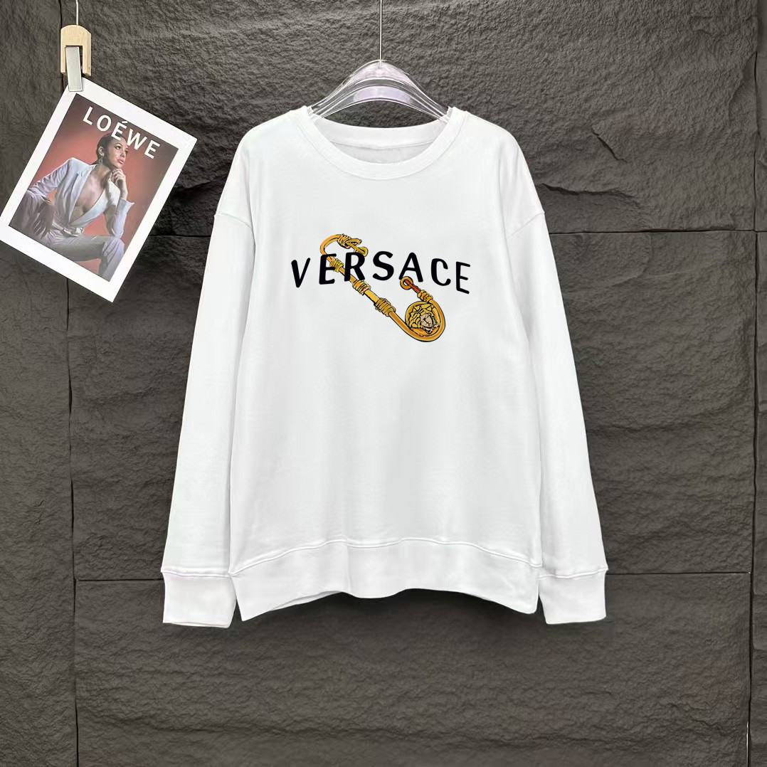 NO:128455,Versace Spring European counter new style top-quality original single fashion casual long-sleeved T-shirt sweatshirt. 25ss spring fashion internet celebrity fashion trendy customization, selected imported high-density cotton fabrics, exquisite original logo creation, excellent comfort and breathability, soft, wrinkle-resistant elasticity and drooping. Whether it is single or inner wear, it is very handsome, which conforms to the practical dressing habits of men, pursues luxury, noble and elegant style, and creates extraordinary men's taste. The best choice for urban fashion men. Size M~XXXL, versace, hoodie, sweatshirts, tees, t-shirt, alexander wang19860909范思哲 春季欧洲专柜新款 顶级原单时尚休闲长袖T恤卫衣. 25ss春季时尚网红潮人定制,精选进口高密度棉面料,精致原版logo打造,舒适性与透气性兼优,柔软抗皱弹性和垂性极佳,无论是单穿或是内搭都是帅气十足,吻合了男性实用穿衣习惯,追求奢华高贵优雅风范,打造不凡男士品味,都市时尚男尤首选.尺码M~XXXL,,versace,hoodie,sweatshirts,tees，t-shirt,alexander wang,Men's clothing