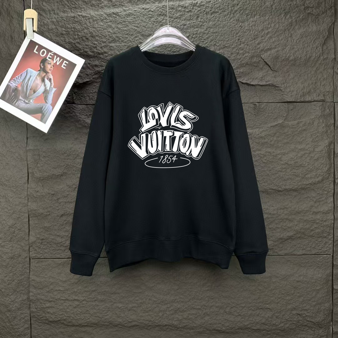 NO:128464,Louis Vuitton Spring European counter new style top-quality original single fashion casual long-sleeved T-shirt sweatshirt. 25ss Spring Fashion Internet celebrity trendy customization, selected imported high-density cotton fabrics, exquisite original logo creation, excellent comfort and breathability, excellent soft, wrinkle resistance and sagging. Whether it is single or inner wear, it is very handsome, which conforms to the practical dressing habits of men, pursues luxury, noble and elegant style, and creates extraordinary men's taste. The best choice for urban fashion men. Size M~XXXL,,louis vuitton,hoodie, sweatshirts,tees, t-shirt, alexander wang19860909路易威登 春季欧洲专柜新款 顶级原单时尚休闲长袖T恤卫衣. 25ss春季时尚网红潮人定制,精选进口高密度棉面料,精致原版logo打造,舒适性与透气性兼优,柔软抗皱弹性和垂性极佳,无论是单穿或是内搭都是帅气十足,吻合了男性实用穿衣习惯,追求奢华高贵优雅风范,打造不凡男士品味,都市时尚男尤首选.尺码M~XXXL,,louis vuitton,hoodie,sweatshirts,tees，t-shirt,alexander wang,Men's clothing