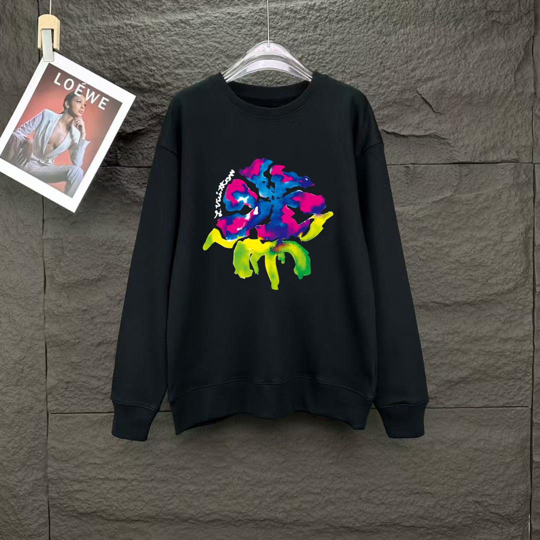 NO:128470,Louis Vuitton Spring European counter new style top-quality original single fashion casual long-sleeved T-shirt sweatshirt. 25ss Spring Fashion Internet celebrity trendy customization, selected imported high-density cotton fabrics, exquisite original logo creation, excellent comfort and breathability, excellent soft, wrinkle resistance and sagging. Whether it is single or inner wear, it is very handsome, which conforms to the practical dressing habits of men, pursues luxury, noble and elegant style, and creates extraordinary men's taste. The best choice for urban fashion men. Size M~XXXL,,louis vuitton,hoodie, sweatshirts,tees, t-shirt, alexander wang19860909路易威登 春季欧洲专柜新款 顶级原单时尚休闲长袖T恤卫衣. 25ss春季时尚网红潮人定制,精选进口高密度棉面料,精致原版logo打造,舒适性与透气性兼优,柔软抗皱弹性和垂性极佳,无论是单穿或是内搭都是帅气十足,吻合了男性实用穿衣习惯,追求奢华高贵优雅风范,打造不凡男士品味,都市时尚男尤首选.尺码M~XXXL,,louis vuitton,hoodie,sweatshirts,tees，t-shirt,alexander wang,Men's clothing