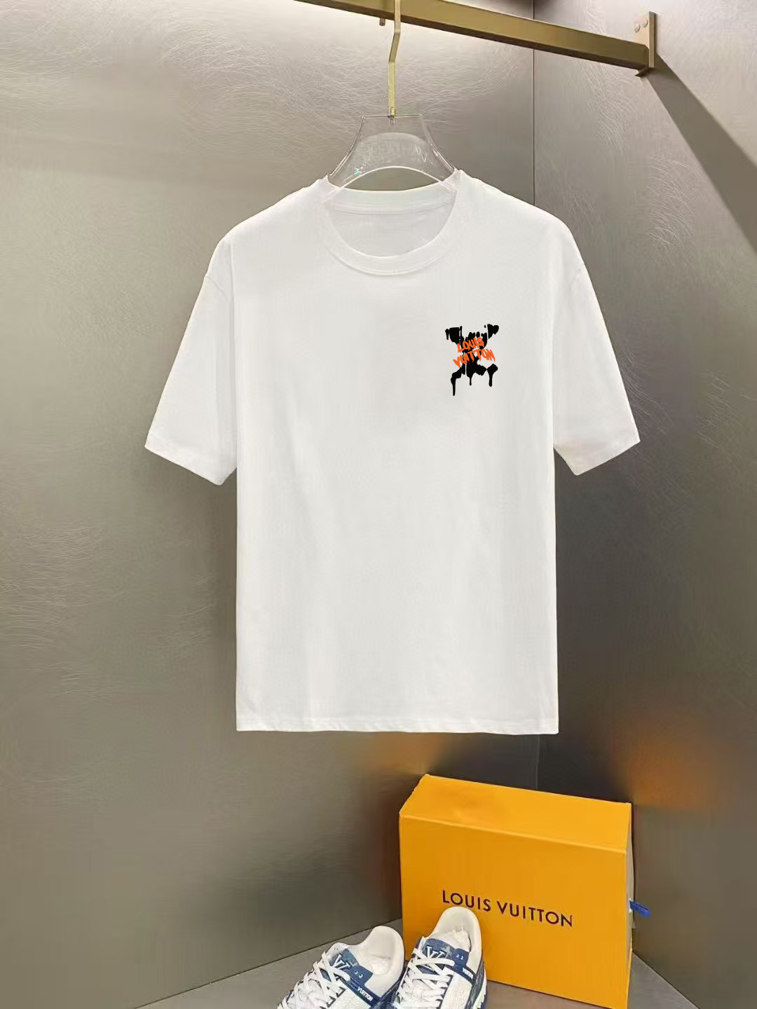 P75 Mostrador de debut del nuevo estilo de principios de primavera de 2025 de Louis Vuitton, la última camiseta de mang…