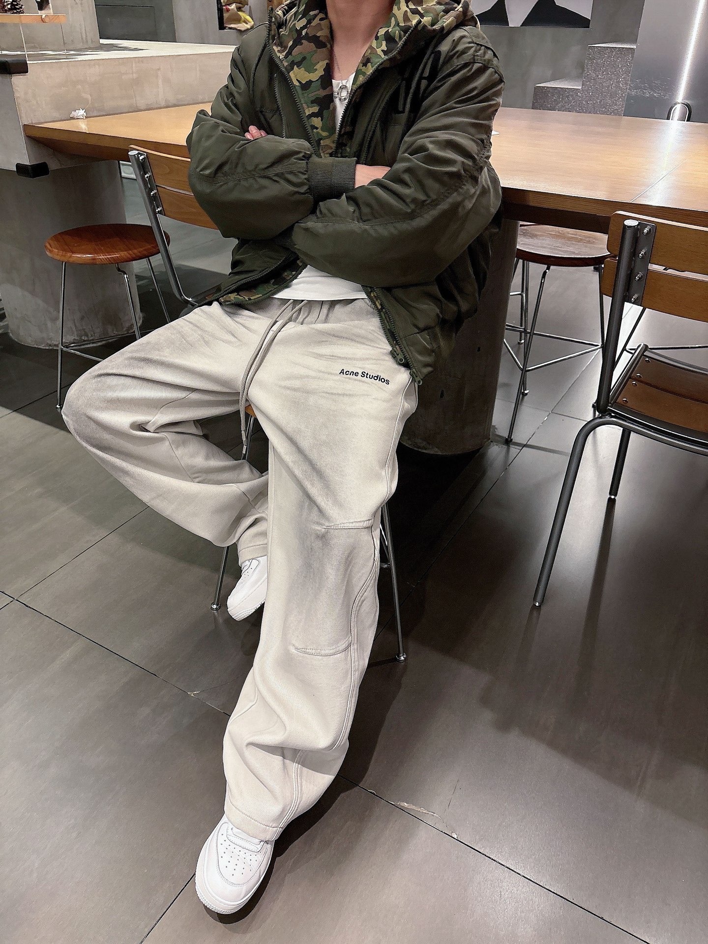 Acn🔥🔥冬季新款加绒直筒裤，采用进口优质斜纹棉水洗面料，整体采用水洗做旧设计工艺，面料柔软舒适！超级时