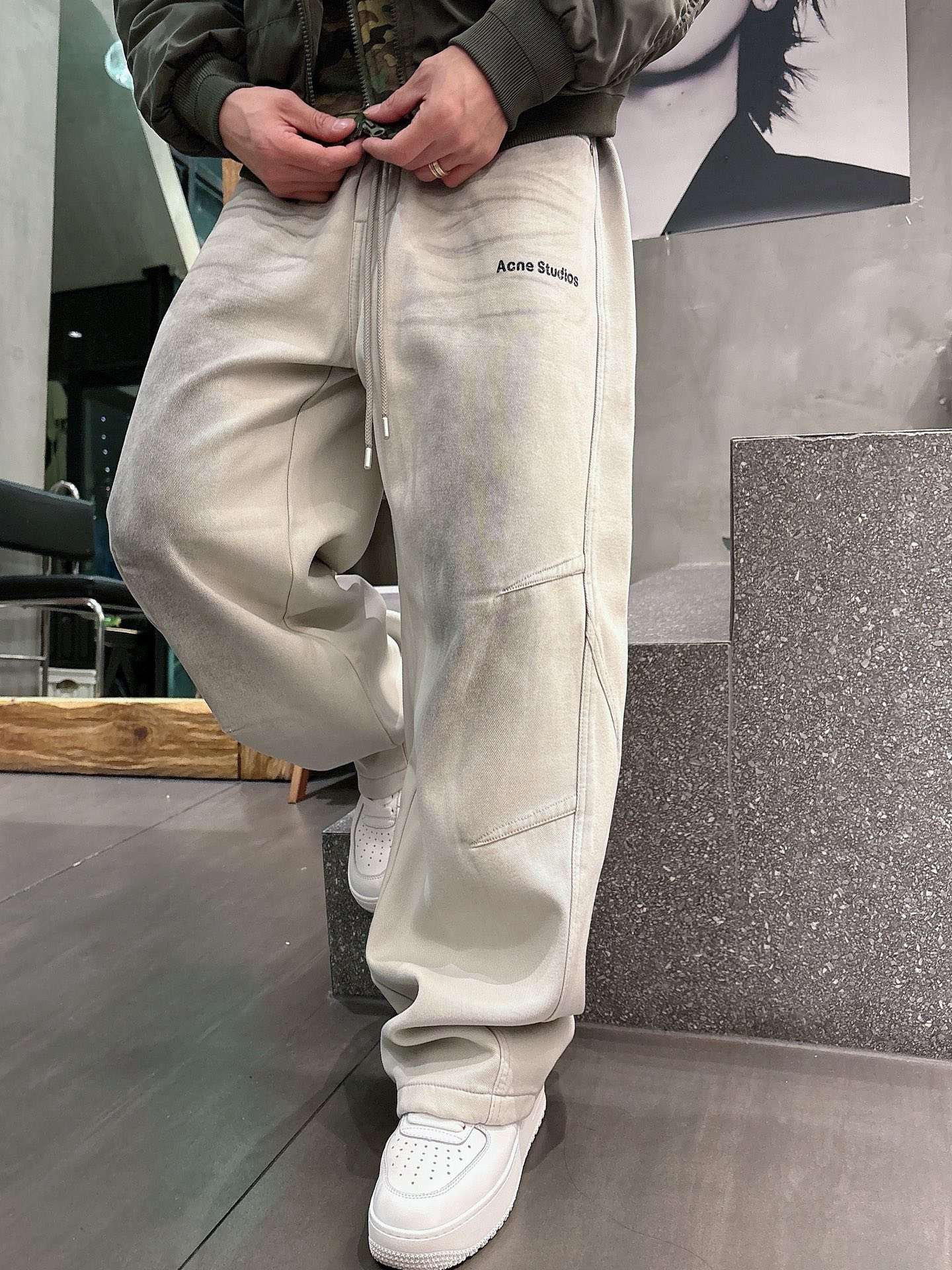Acn🔥🔥冬季新款加绒直筒裤，采用进口优质斜纹棉水洗面料，整体采用水洗做旧设计工艺，面料柔软舒适！超级时