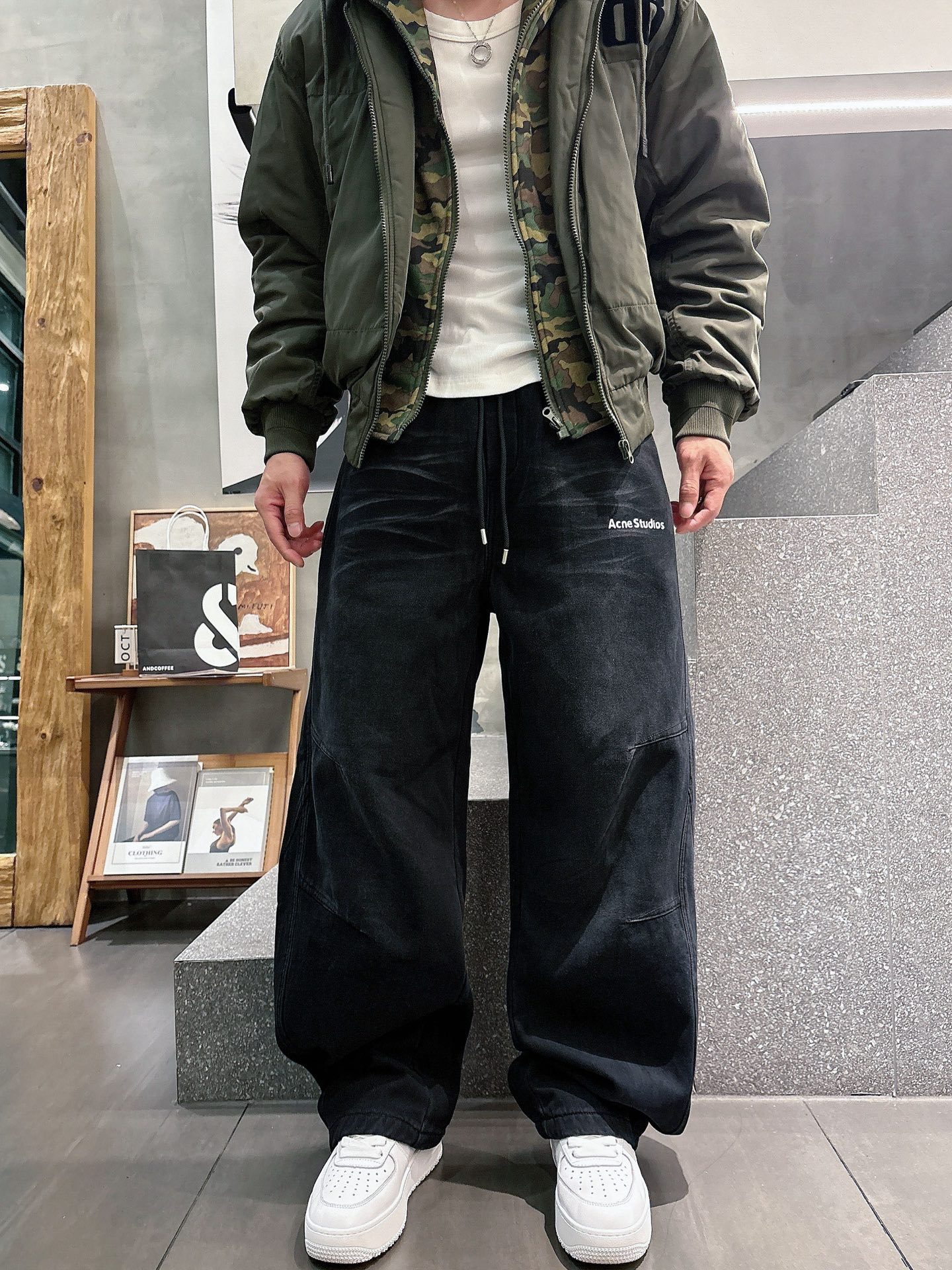 Acn🔥🔥冬季新款加绒直筒裤，采用进口优质斜纹棉水洗面料，整体采用水洗做旧设计工艺，面料柔软舒适！超级时