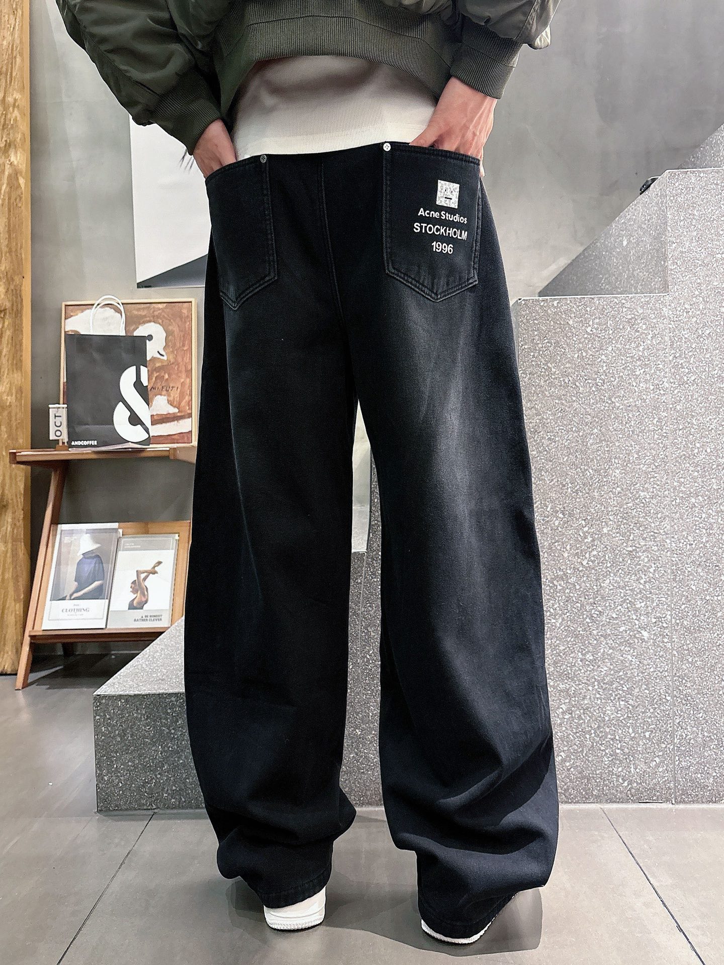 Acn🔥🔥冬季新款加绒直筒裤，采用进口优质斜纹棉水洗面料，整体采用水洗做旧设计工艺，面料柔软舒适！超级时