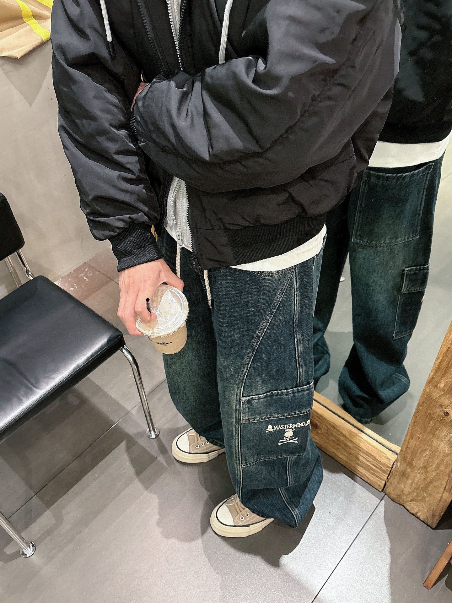 MMJ🔥🔥采用进口优质加绒水洗牛仔面料，整体采用水洗做旧设计工艺，面料挺括有型，两侧口袋工装设计超级时尚