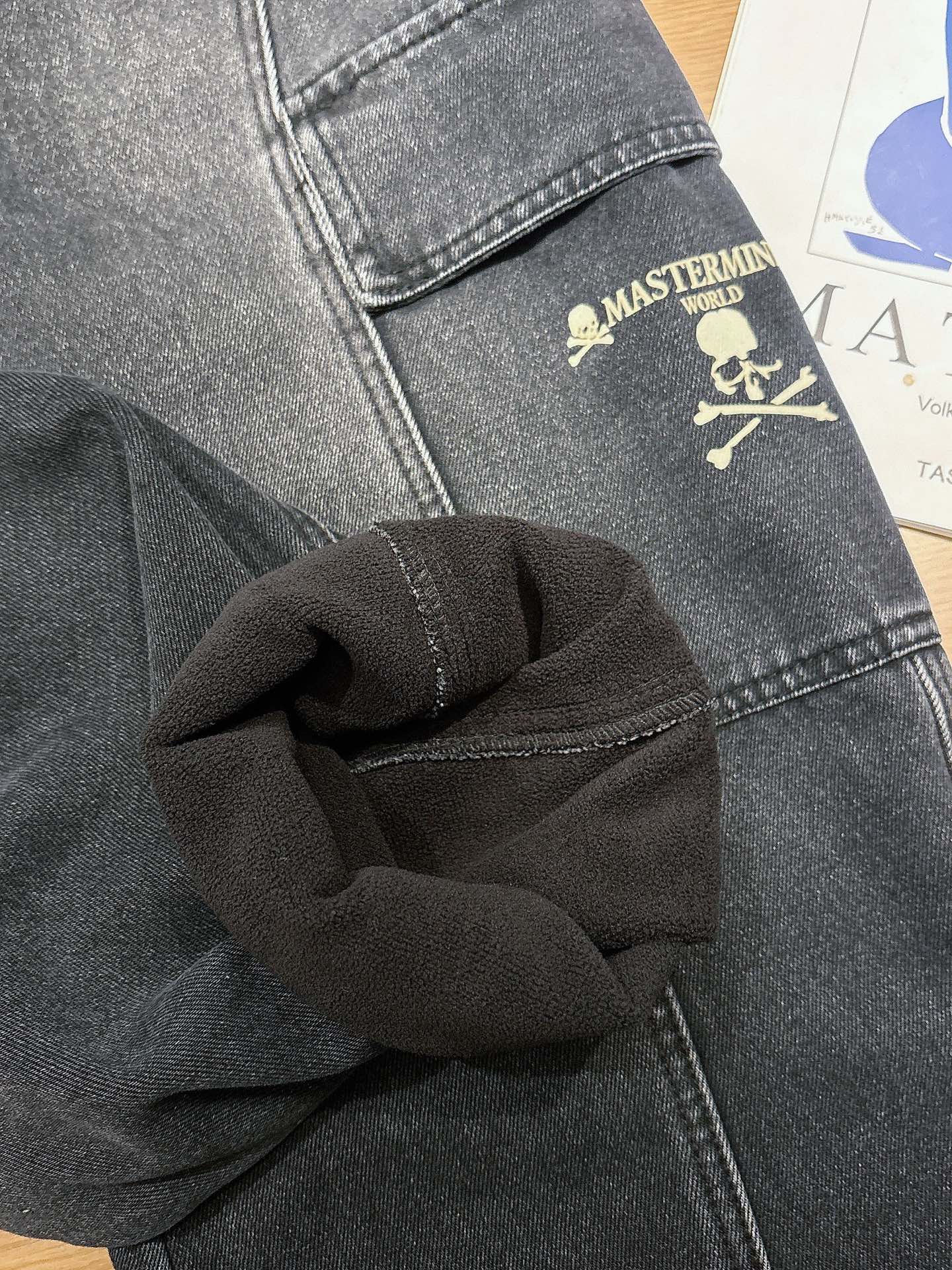 MMJ🔥🔥采用进口优质加绒水洗牛仔面料，整体采用水洗做旧设计工艺，面料挺括有型，两侧口袋工装设计超级时尚