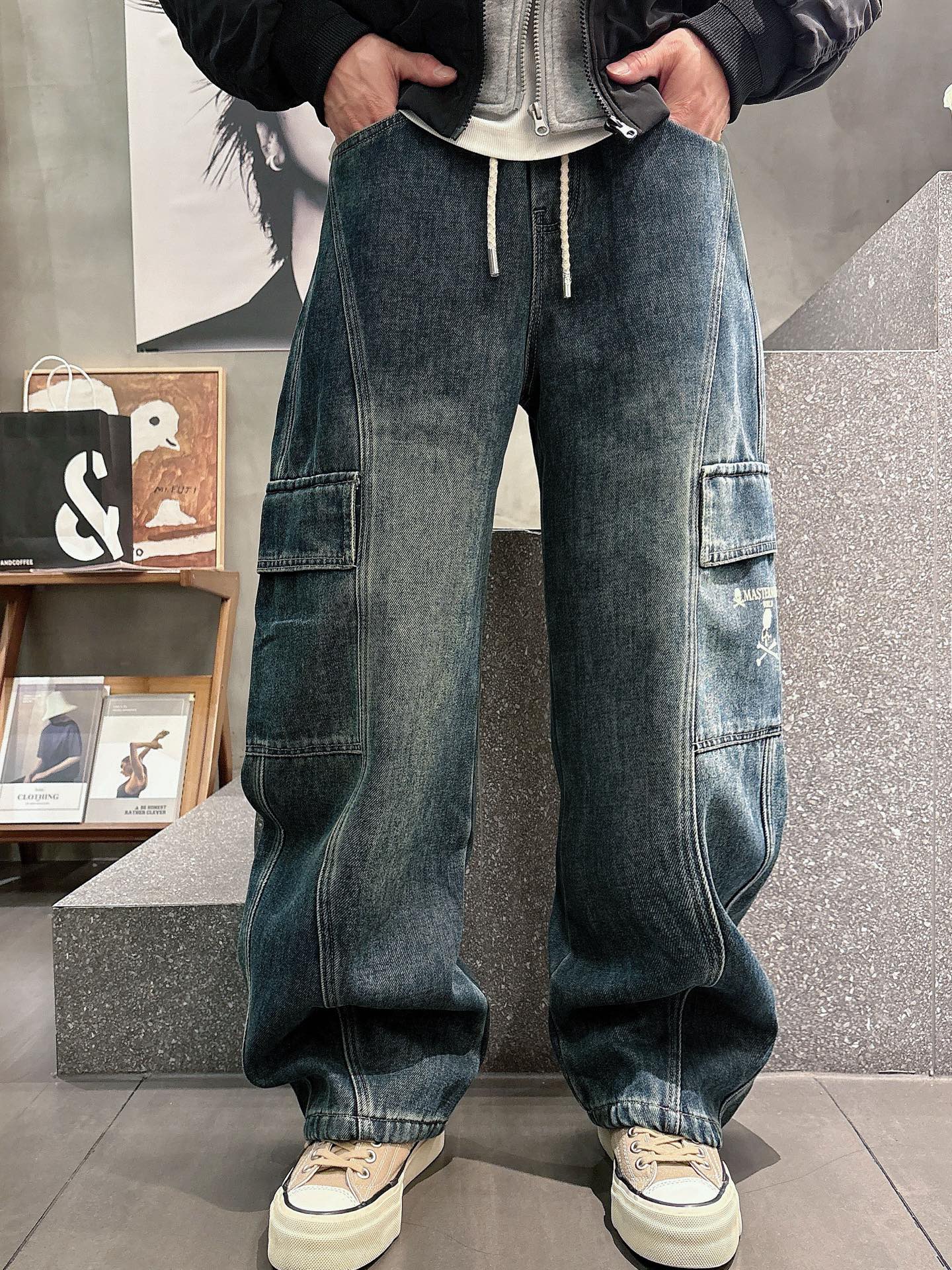 MMJ🔥🔥采用进口优质加绒水洗牛仔面料，整体采用水洗做旧设计工艺，面料挺括有型，两侧口袋工装设计超级时尚