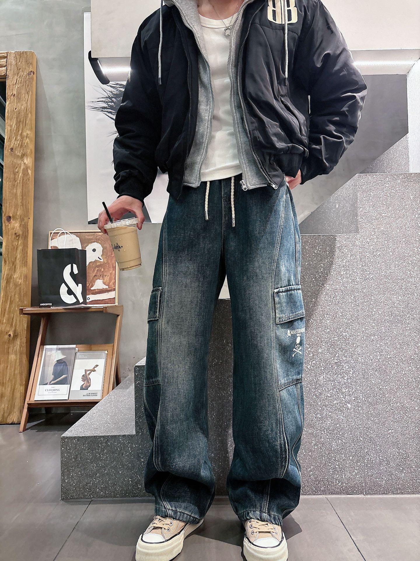MMJ🔥🔥采用进口优质加绒水洗牛仔面料，整体采用水洗做旧设计工艺，面料挺括有型，两侧口袋工装设计超级时尚