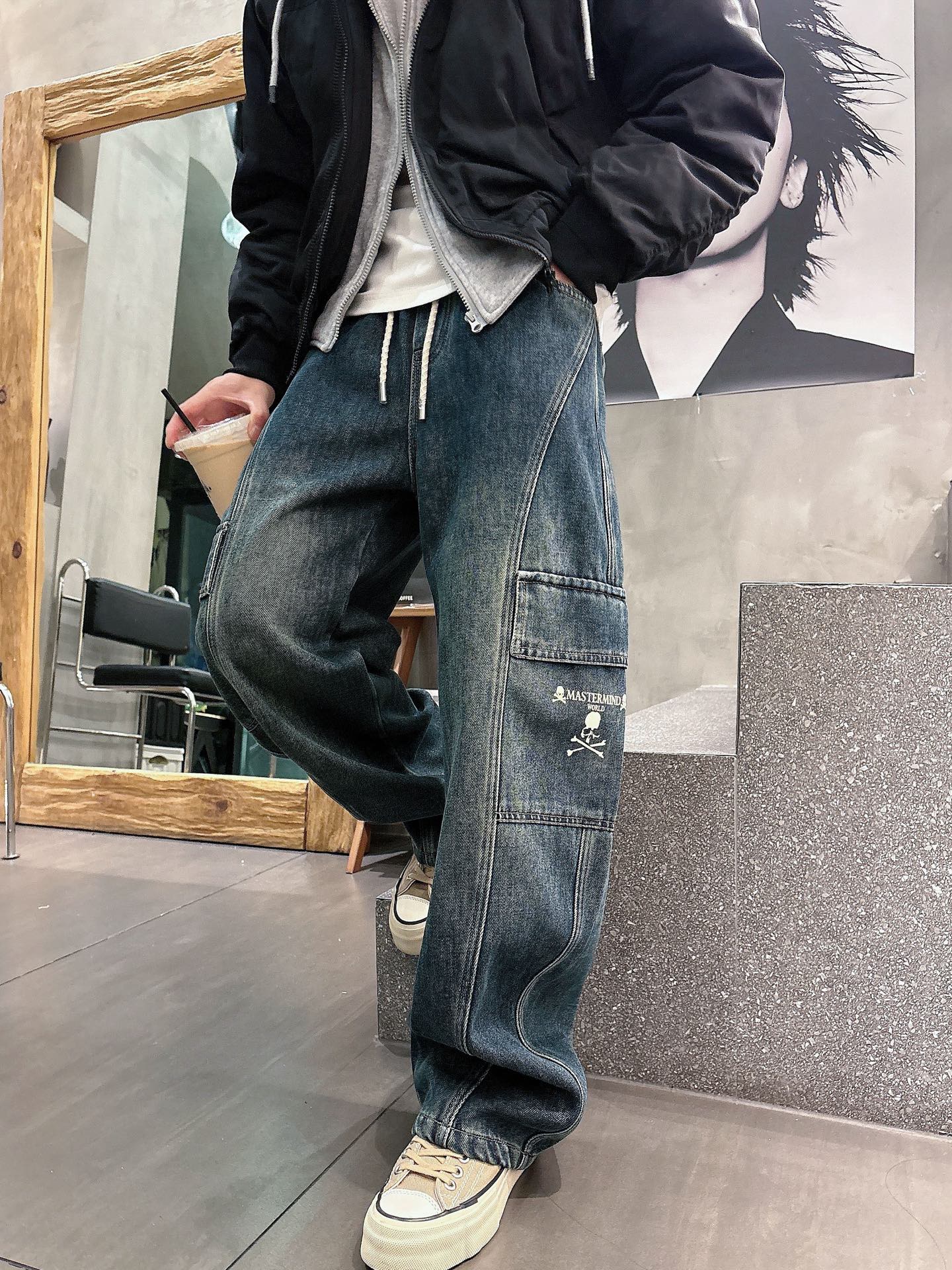MMJ🔥🔥采用进口优质加绒水洗牛仔面料，整体采用水洗做旧设计工艺，面料挺括有型，两侧口袋工装设计超级时尚