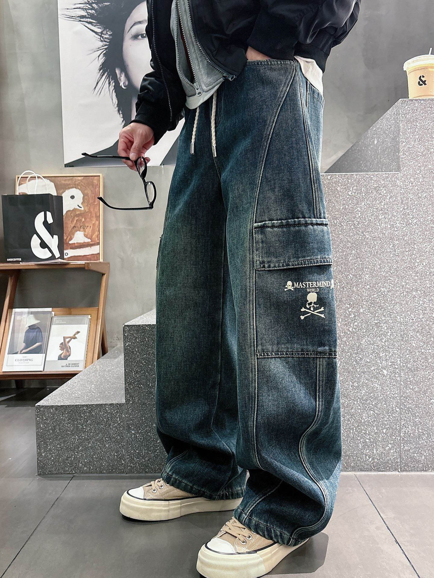 MMJ🔥🔥采用进口优质加绒水洗牛仔面料，整体采用水洗做旧设计工艺，面料挺括有型，两侧口袋工装设计超级时尚