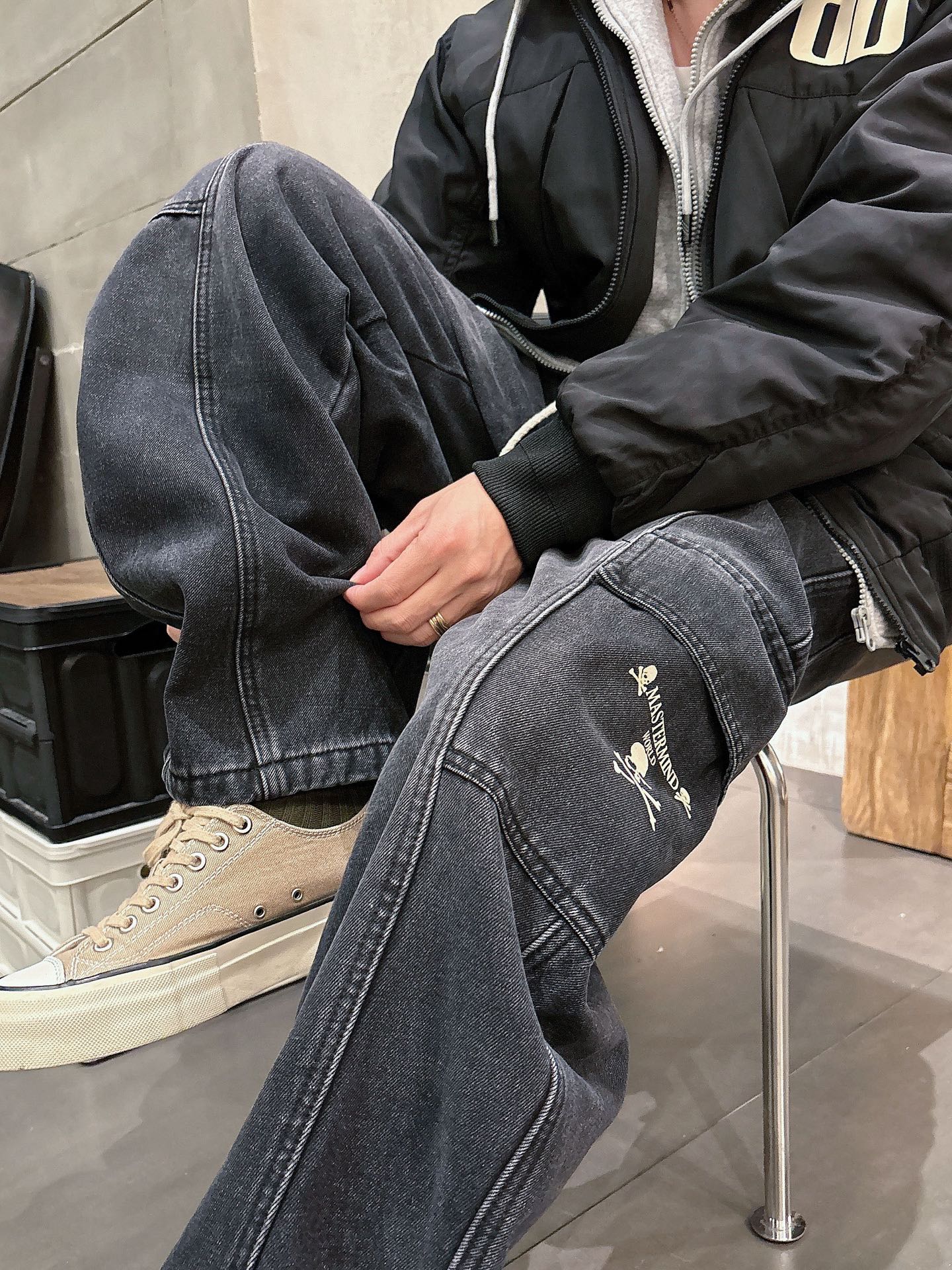 MMJ🔥🔥采用进口优质加绒水洗牛仔面料，整体采用水洗做旧设计工艺，面料挺括有型，两侧口袋工装设计超级时尚