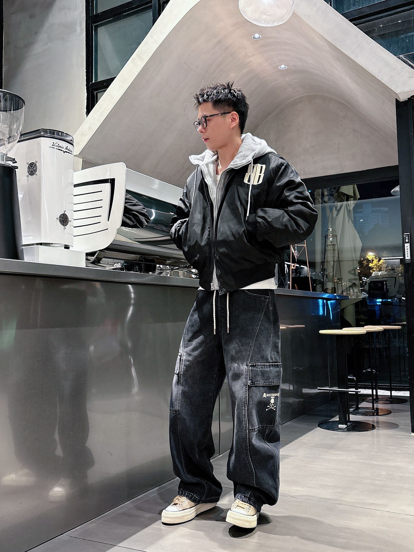 MMJ🔥🔥采用进口优质加绒水洗牛仔面料，整体采用水洗做旧设计工艺，面料挺括有型，两侧口袋工装设计超级时尚