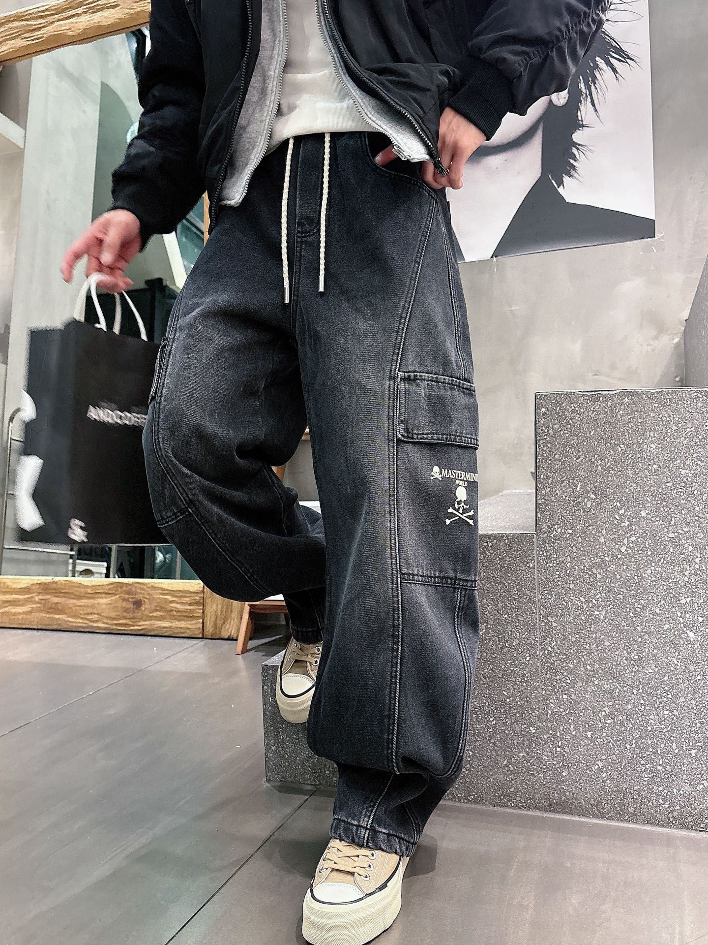 MMJ🔥🔥采用进口优质加绒水洗牛仔面料，整体采用水洗做旧设计工艺，面料挺括有型，两侧口袋工装设计超级时尚