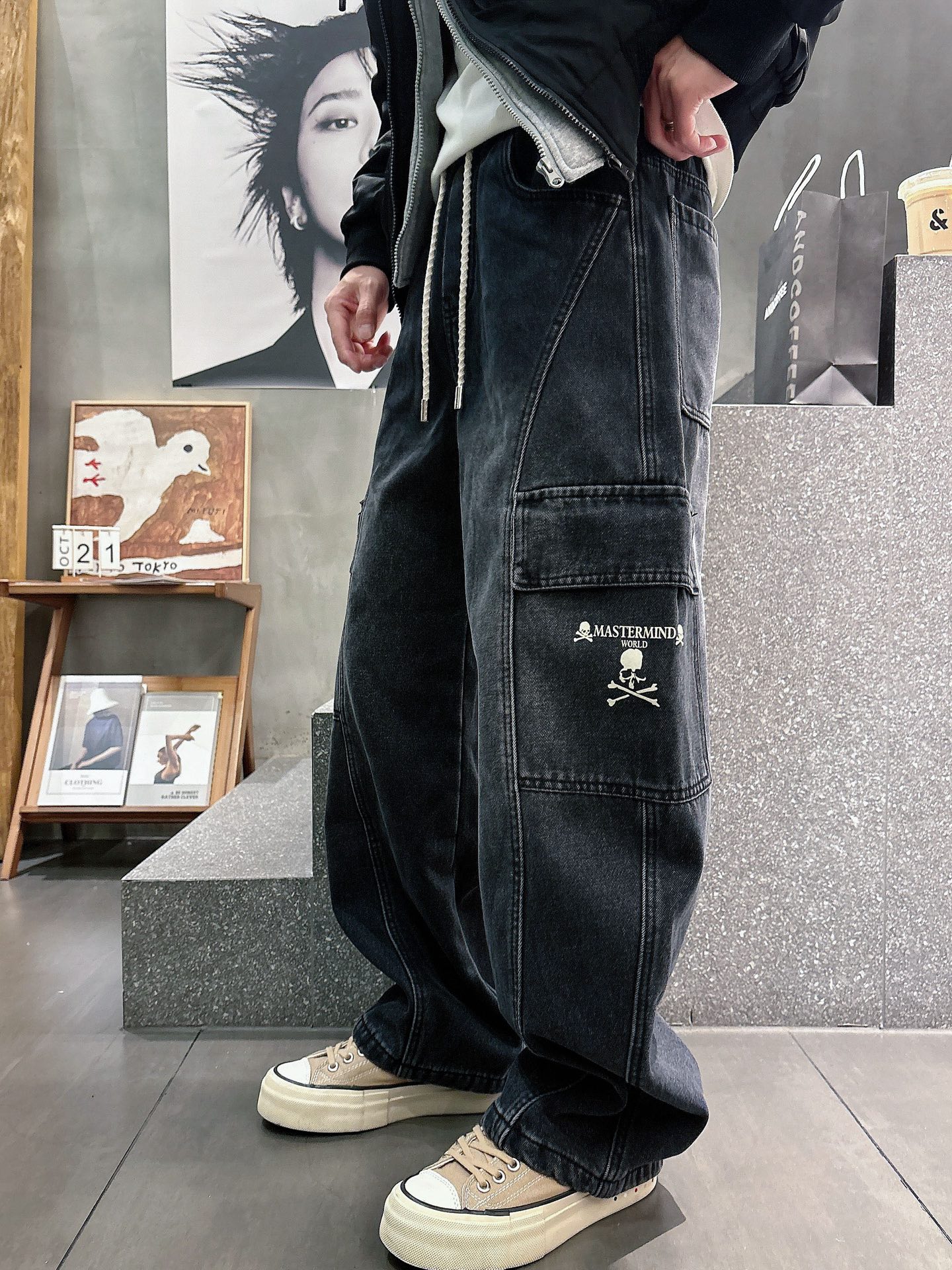 MMJ🔥🔥采用进口优质加绒水洗牛仔面料，整体采用水洗做旧设计工艺，面料挺括有型，两侧口袋工装设计超级时尚