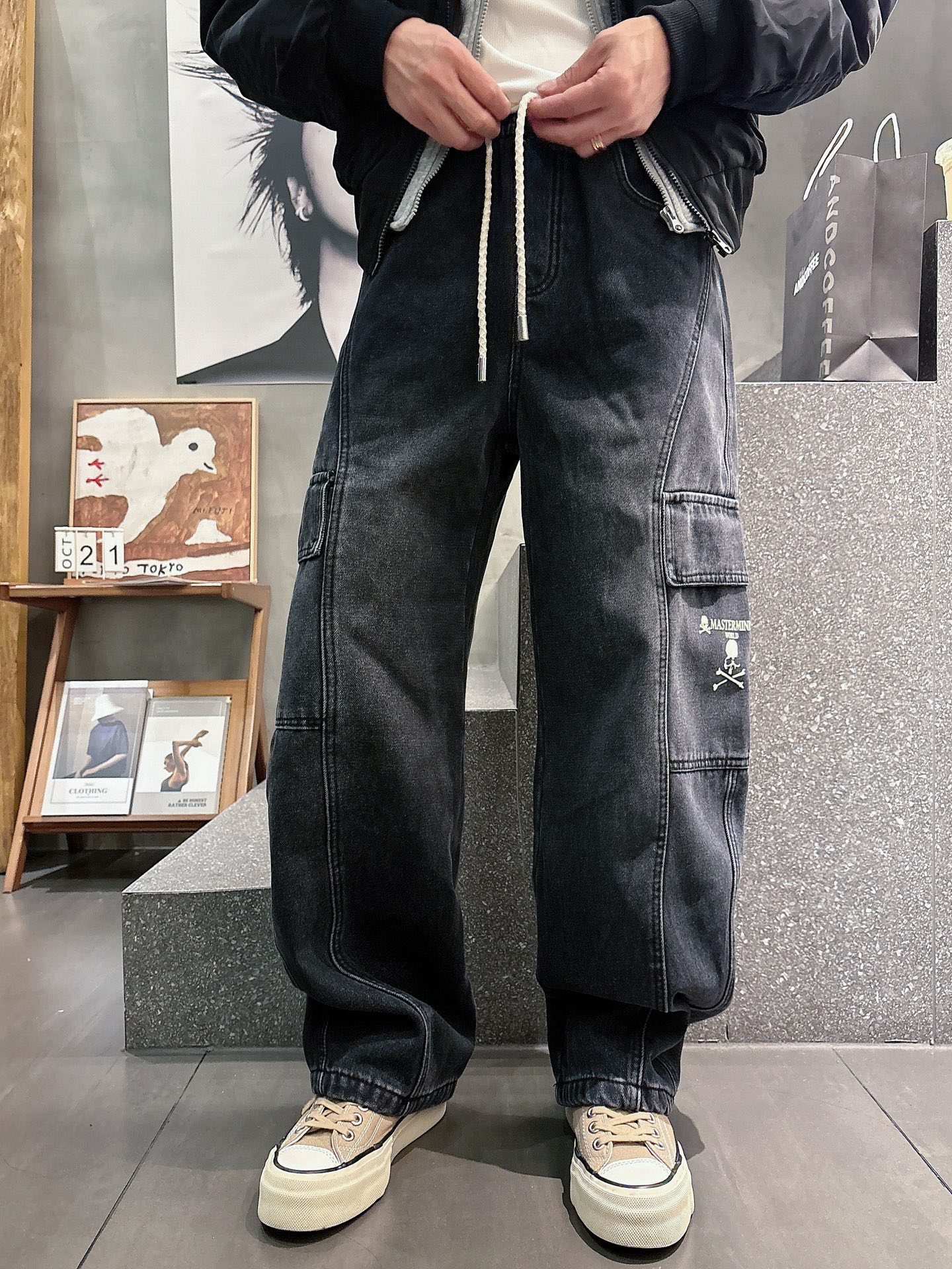 MMJ🔥🔥采用进口优质加绒水洗牛仔面料，整体采用水洗做旧设计工艺，面料挺括有型，两侧口袋工装设计超级时尚