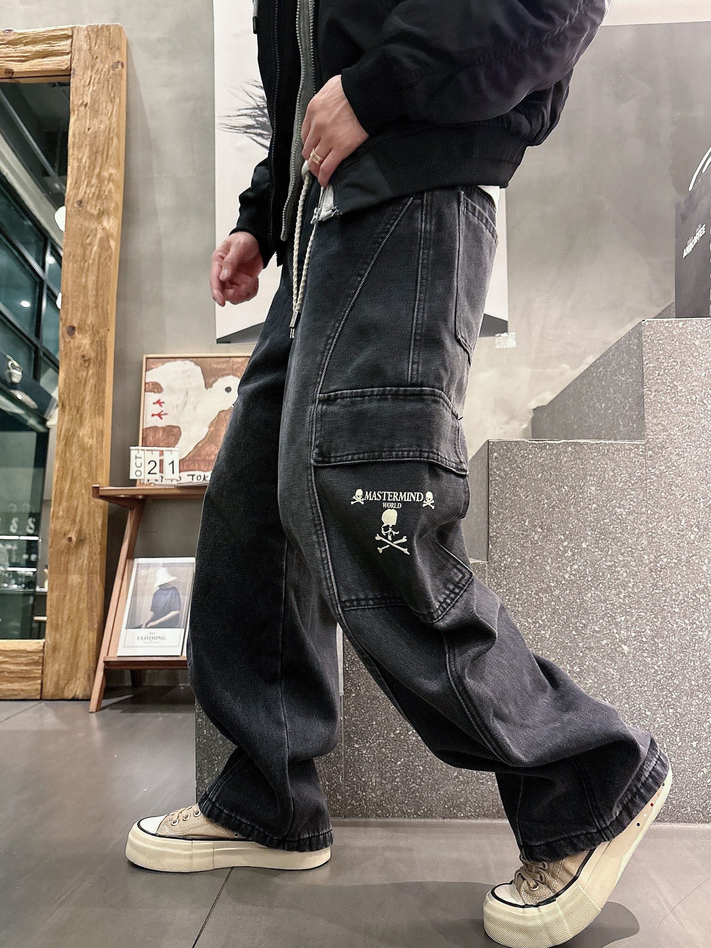 MMJ🔥🔥采用进口优质加绒水洗牛仔面料，整体采用水洗做旧设计工艺，面料挺括有型，两侧口袋工装设计超级时尚