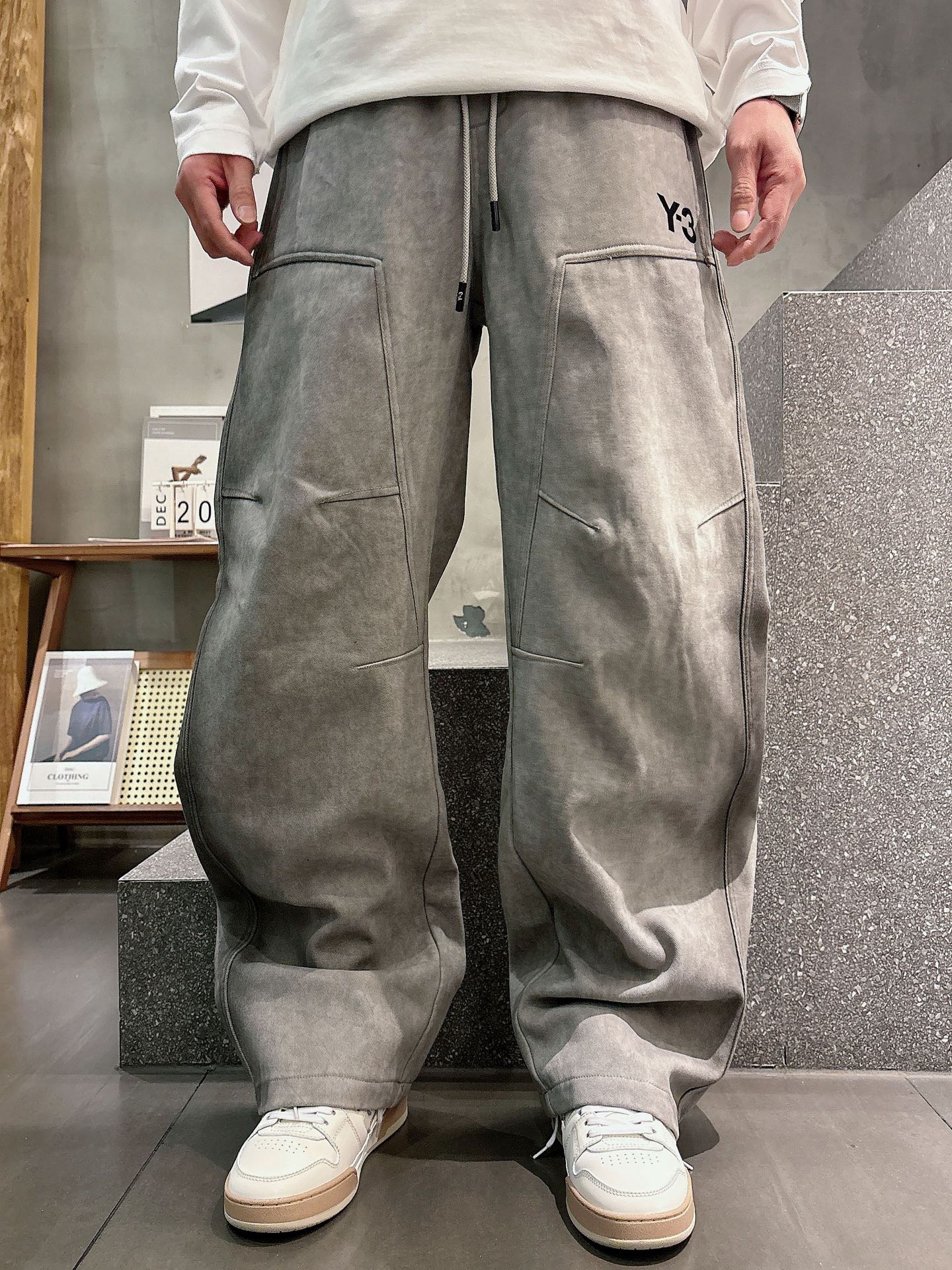 Y.3🔥🔥冬季新款加绒休闲裤，整款休闲裤非常高档，面料与版型都是极其精良的，着穿这种高档的裤装真的是很有