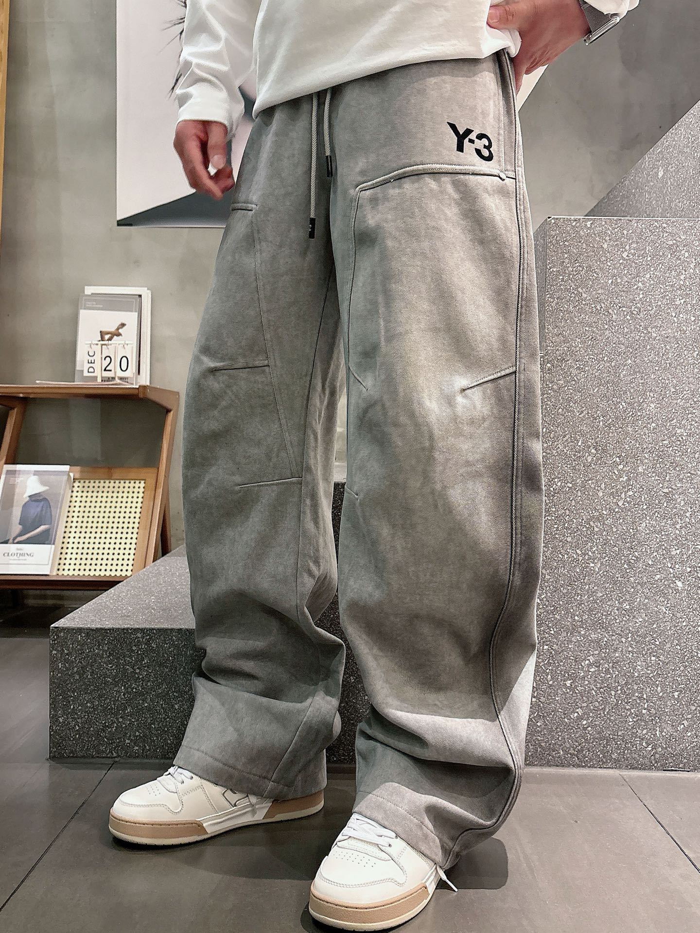 Y.3🔥🔥冬季新款加绒休闲裤，整款休闲裤非常高档，面料与版型都是极其精良的，着穿这种高档的裤装真的是很有