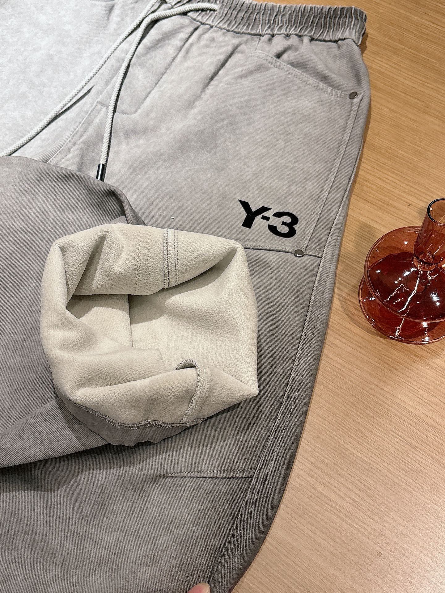 Y.3🔥🔥冬季新款加绒休闲裤，整款休闲裤非常高档，面料与版型都是极其精良的，着穿这种高档的裤装真的是很有