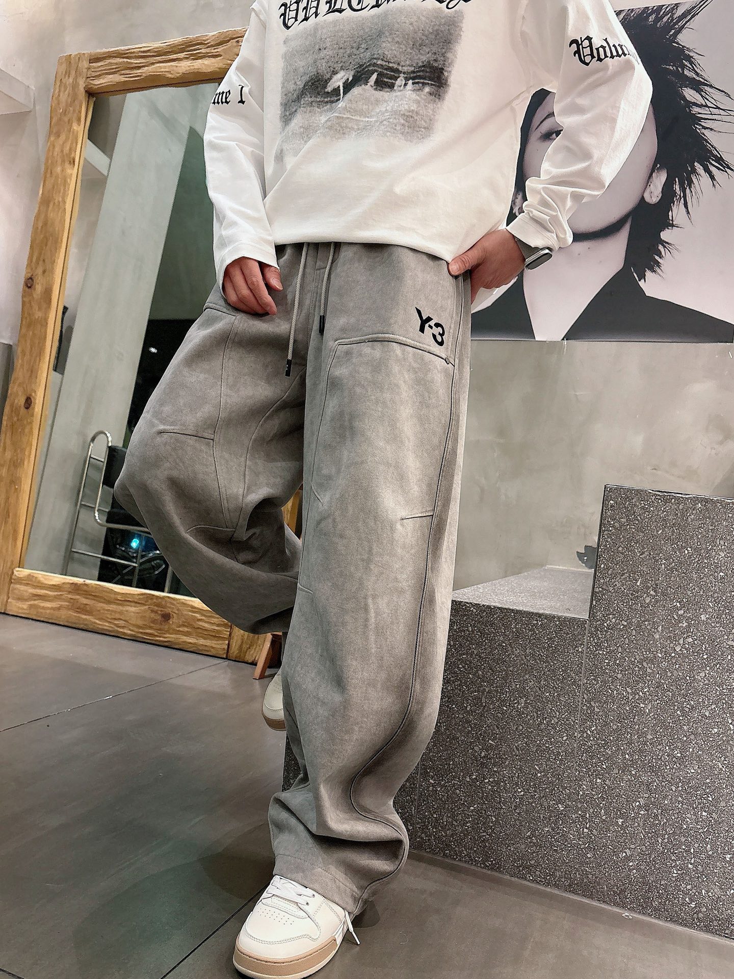 Y.3🔥🔥冬季新款加绒休闲裤，整款休闲裤非常高档，面料与版型都是极其精良的，着穿这种高档的裤装真的是很有
