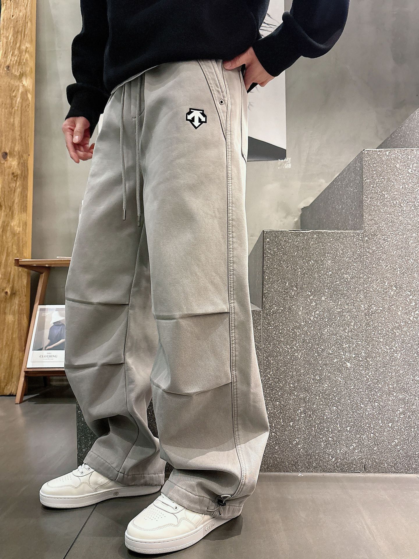 迪桑特🔥🔥新款加绒长裤，香港洋行渠道货，高级优质面料，绒面内里，细腻柔软程度非同一般。金属标识增添看点，