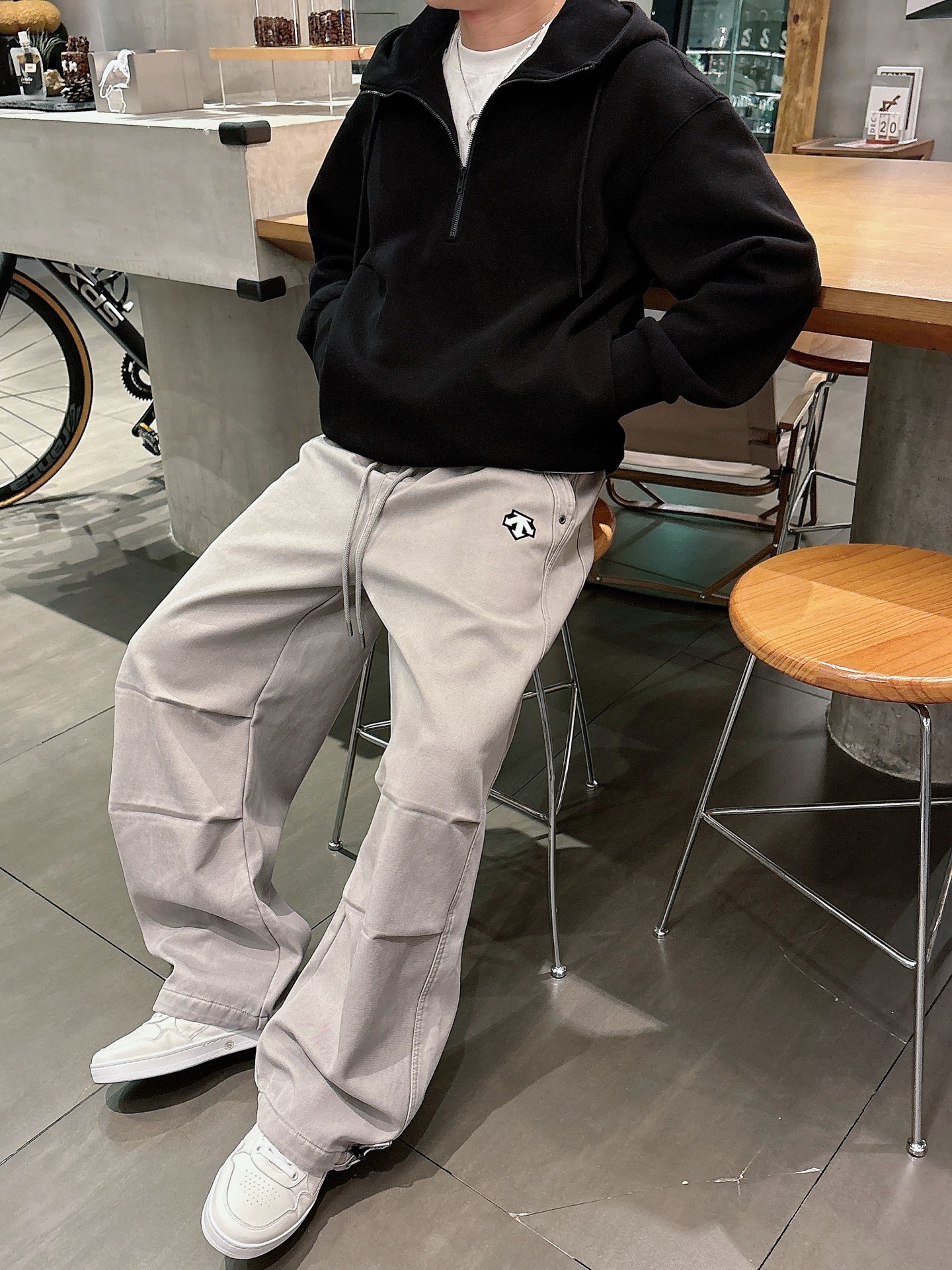 迪桑特🔥🔥新款加绒长裤，香港洋行渠道货，高级优质面料，绒面内里，细腻柔软程度非同一般。金属标识增添看点，