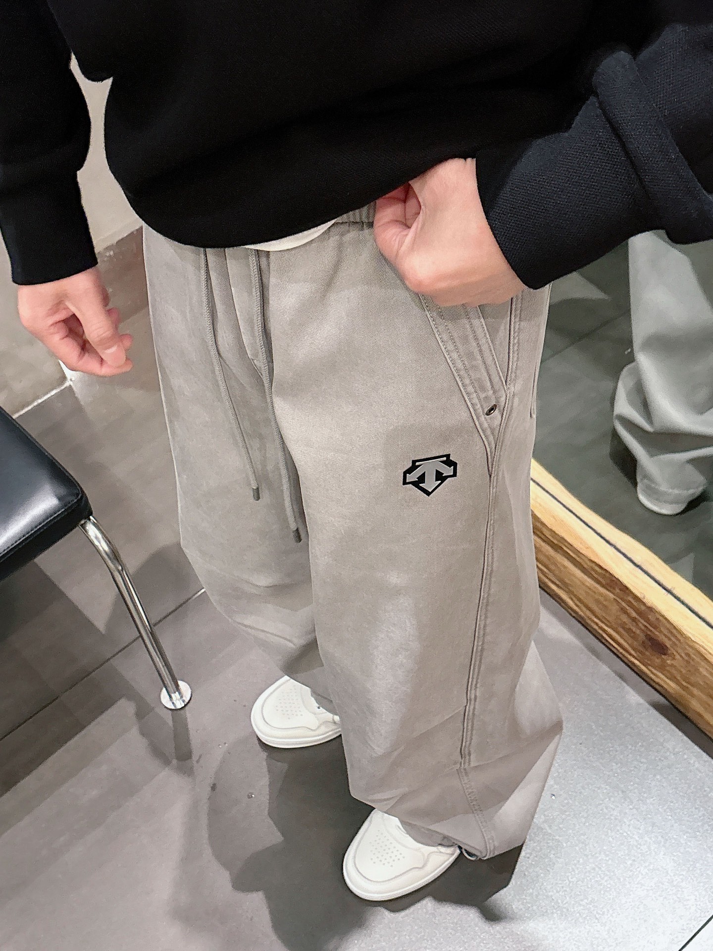 迪桑特🔥🔥新款加绒长裤，香港洋行渠道货，高级优质面料，绒面内里，细腻柔软程度非同一般。金属标识增添看点，