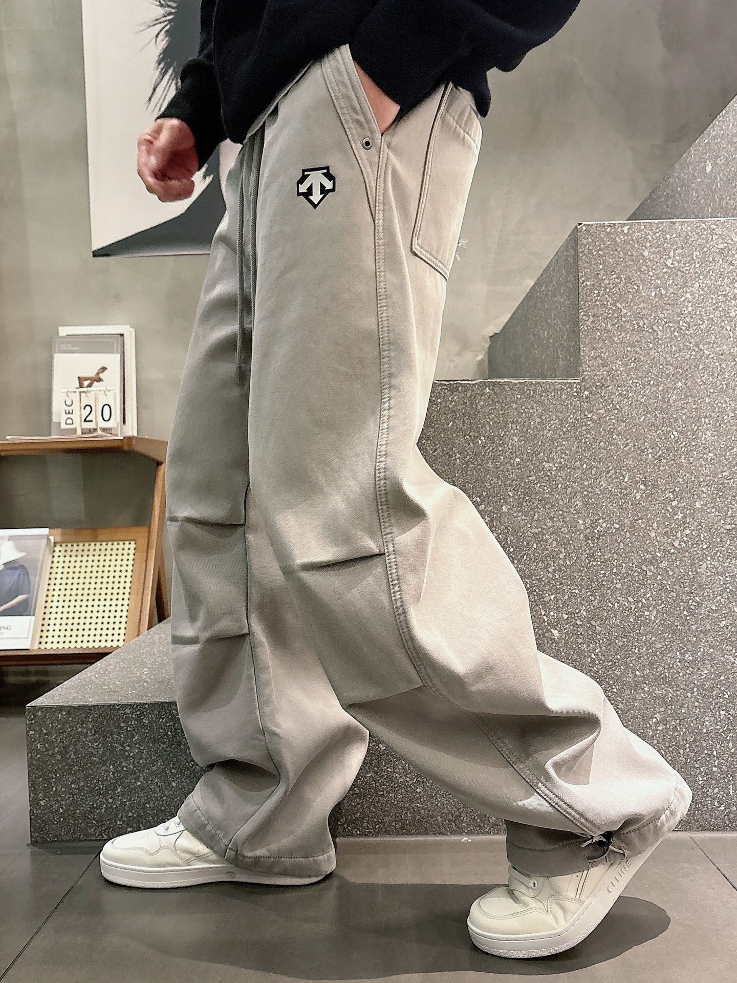 迪桑特🔥🔥新款加绒长裤，香港洋行渠道货，高级优质面料，绒面内里，细腻柔软程度非同一般。金属标识增添看点，