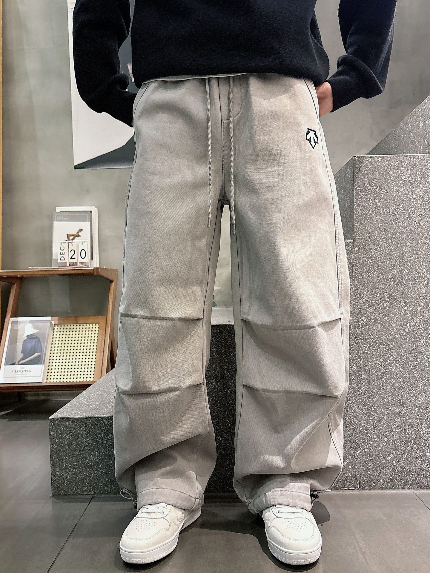 迪桑特🔥🔥新款加绒长裤，香港洋行渠道货，高级优质面料，绒面内里，细腻柔软程度非同一般。金属标识增添看点，