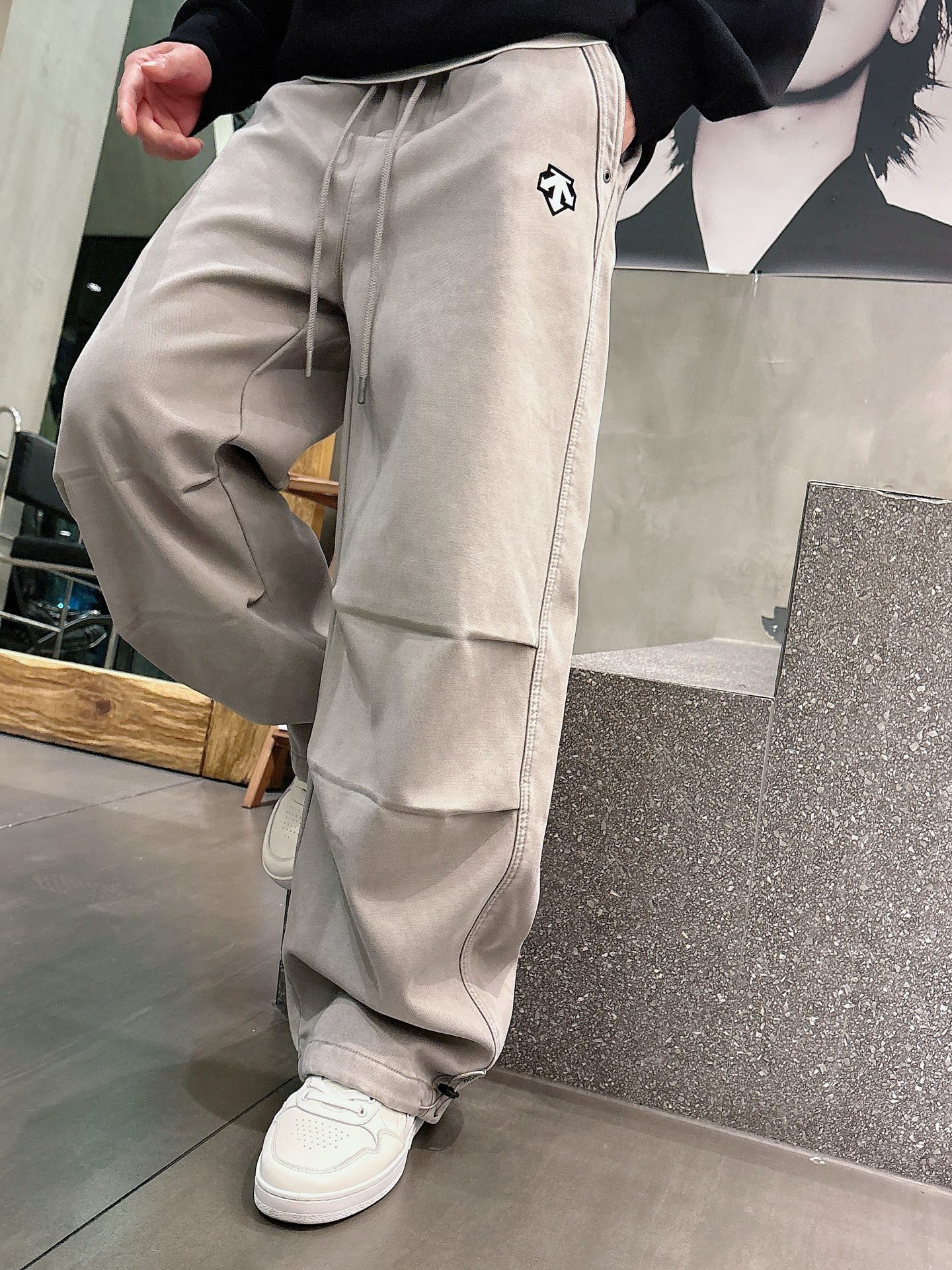 迪桑特🔥🔥新款加绒长裤，香港洋行渠道货，高级优质面料，绒面内里，细腻柔软程度非同一般。金属标识增添看点，