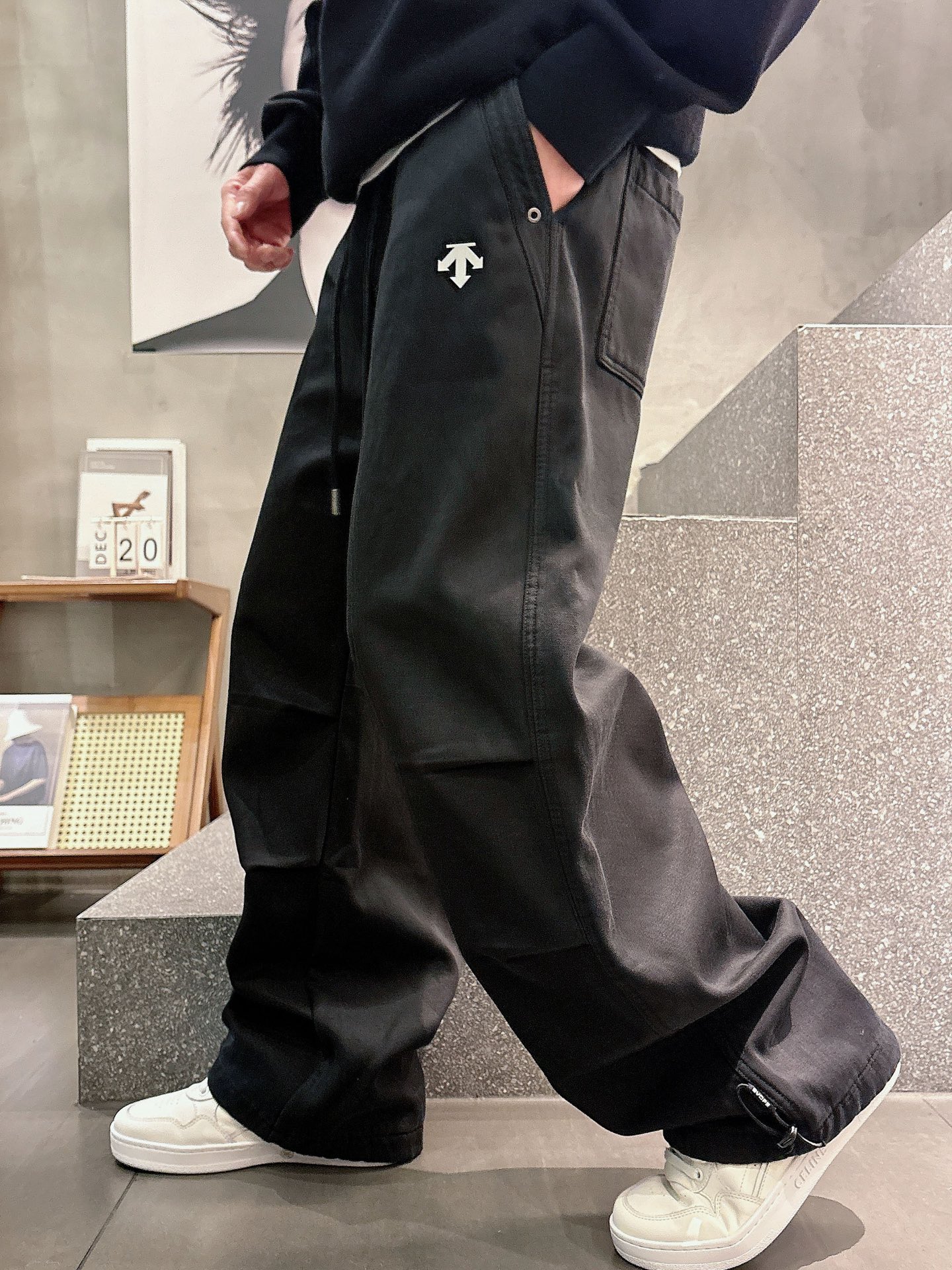 迪桑特🔥🔥新款加绒长裤，香港洋行渠道货，高级优质面料，绒面内里，细腻柔软程度非同一般。金属标识增添看点，