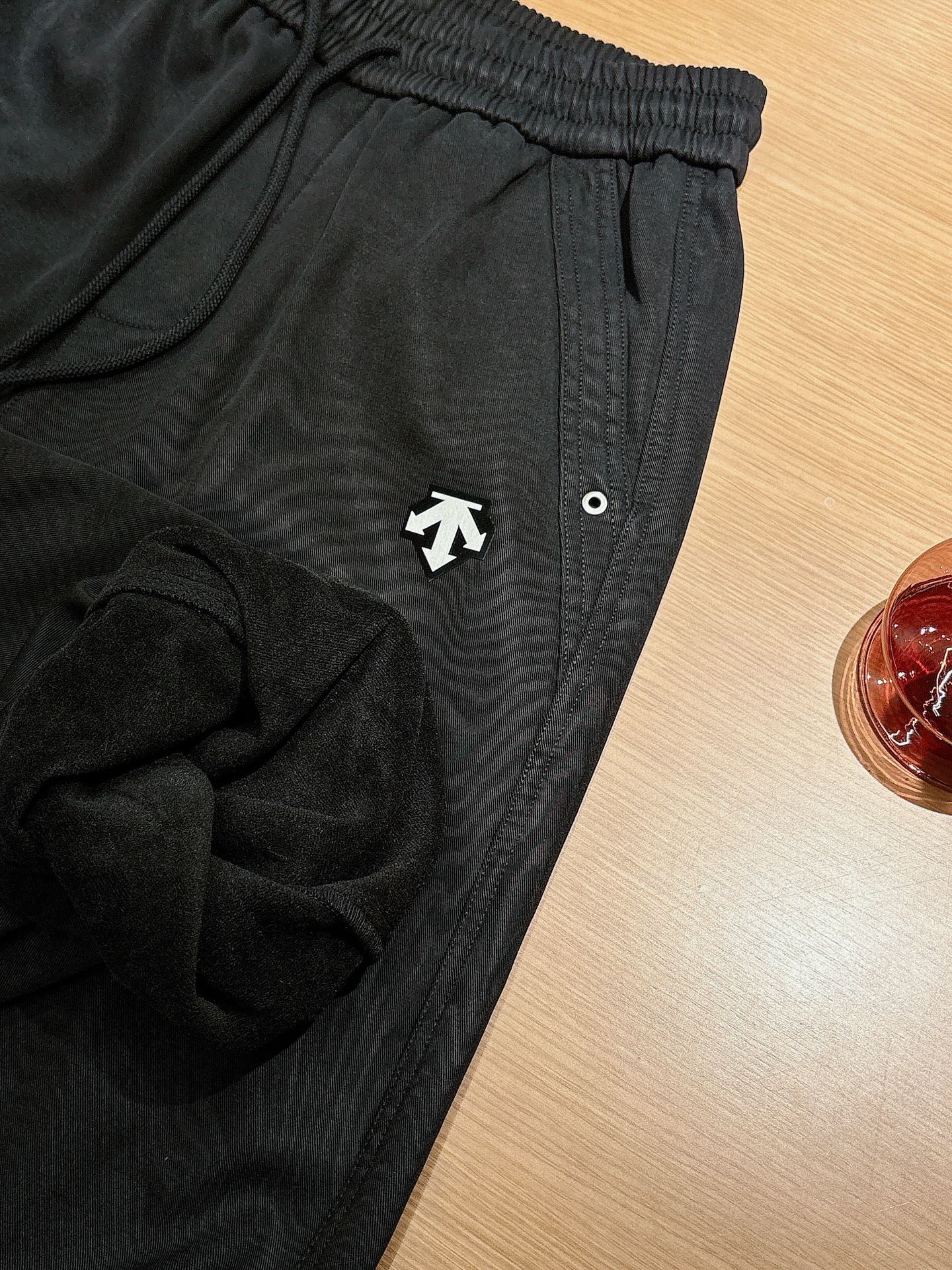 迪桑特🔥🔥新款加绒长裤，香港洋行渠道货，高级优质面料，绒面内里，细腻柔软程度非同一般。金属标识增添看点，