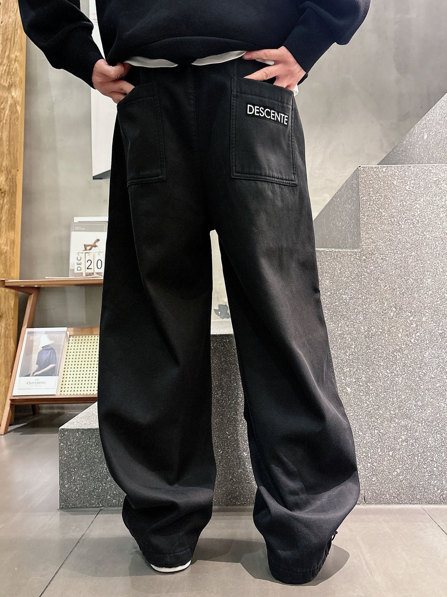 迪桑特🔥🔥新款加绒长裤，香港洋行渠道货，高级优质面料，绒面内里，细腻柔软程度非同一般。金属标识增添看点，