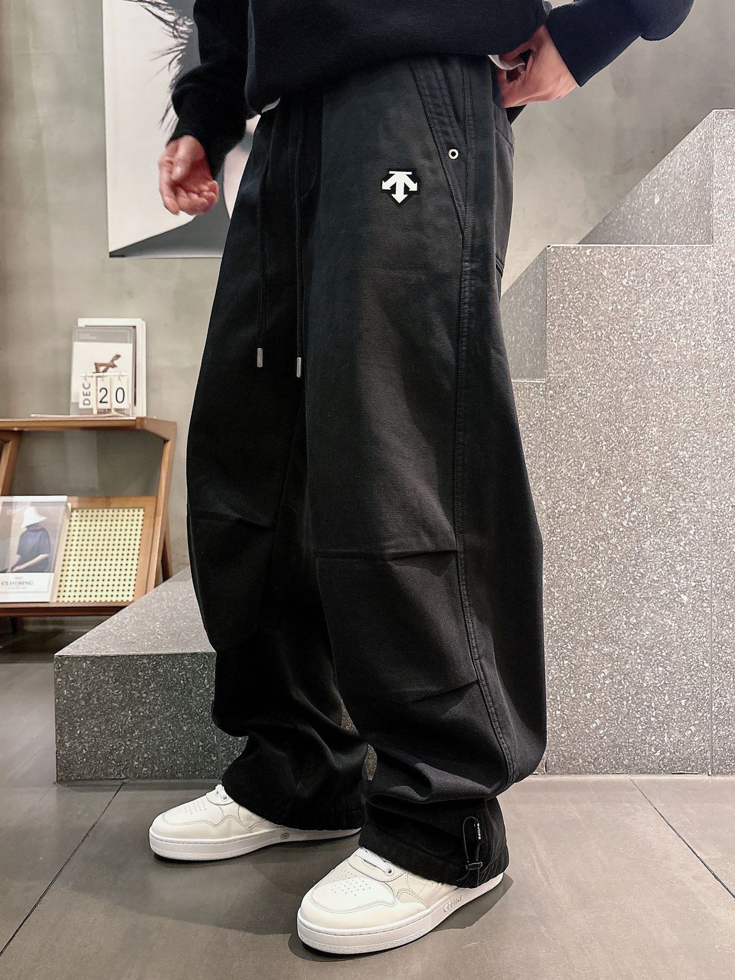 迪桑特🔥🔥新款加绒长裤，香港洋行渠道货，高级优质面料，绒面内里，细腻柔软程度非同一般。金属标识增添看点，