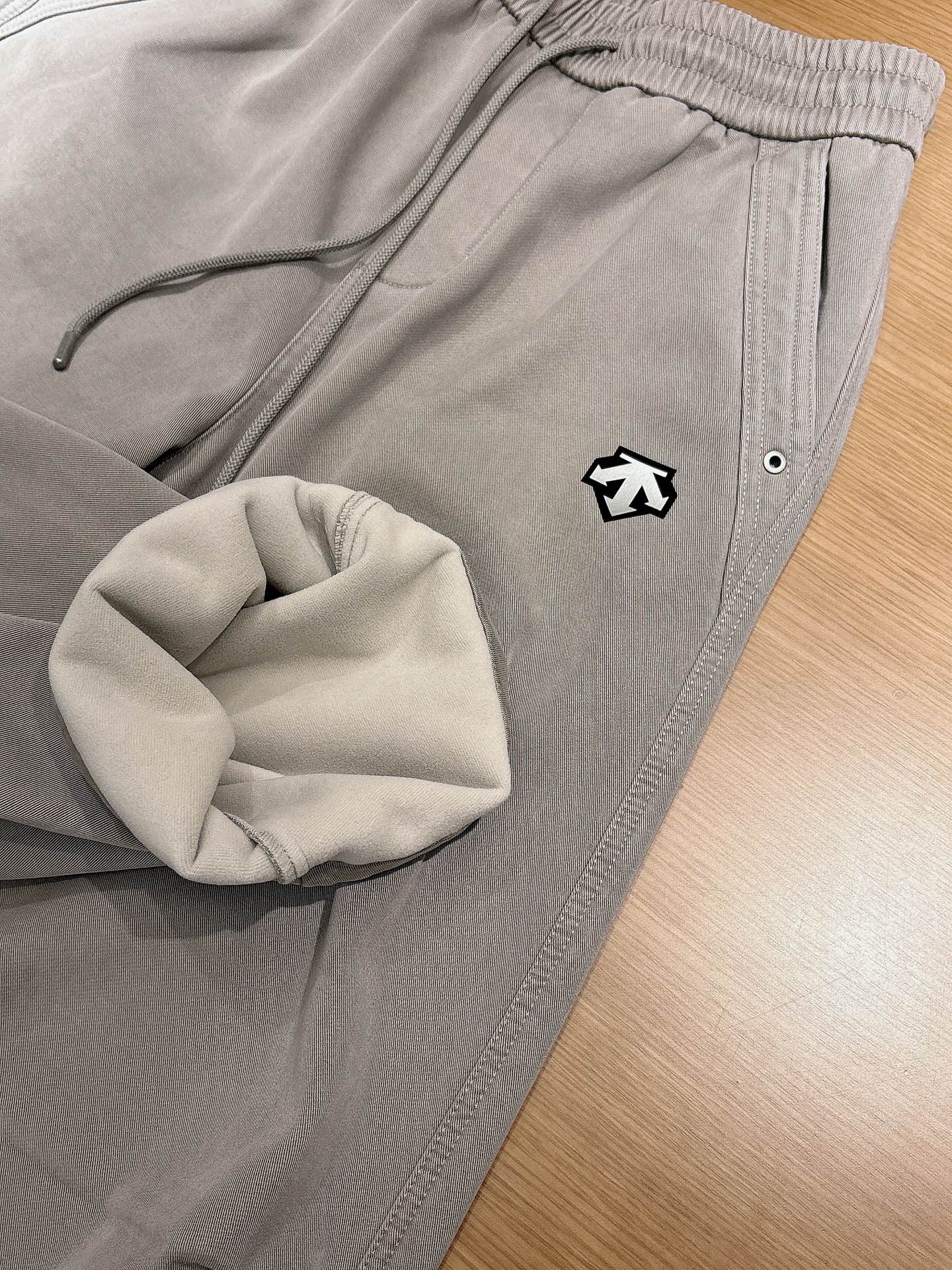 迪桑特🔥🔥新款加绒长裤，香港洋行渠道货，高级优质面料，绒面内里，细腻柔软程度非同一般。金属标识增添看点，