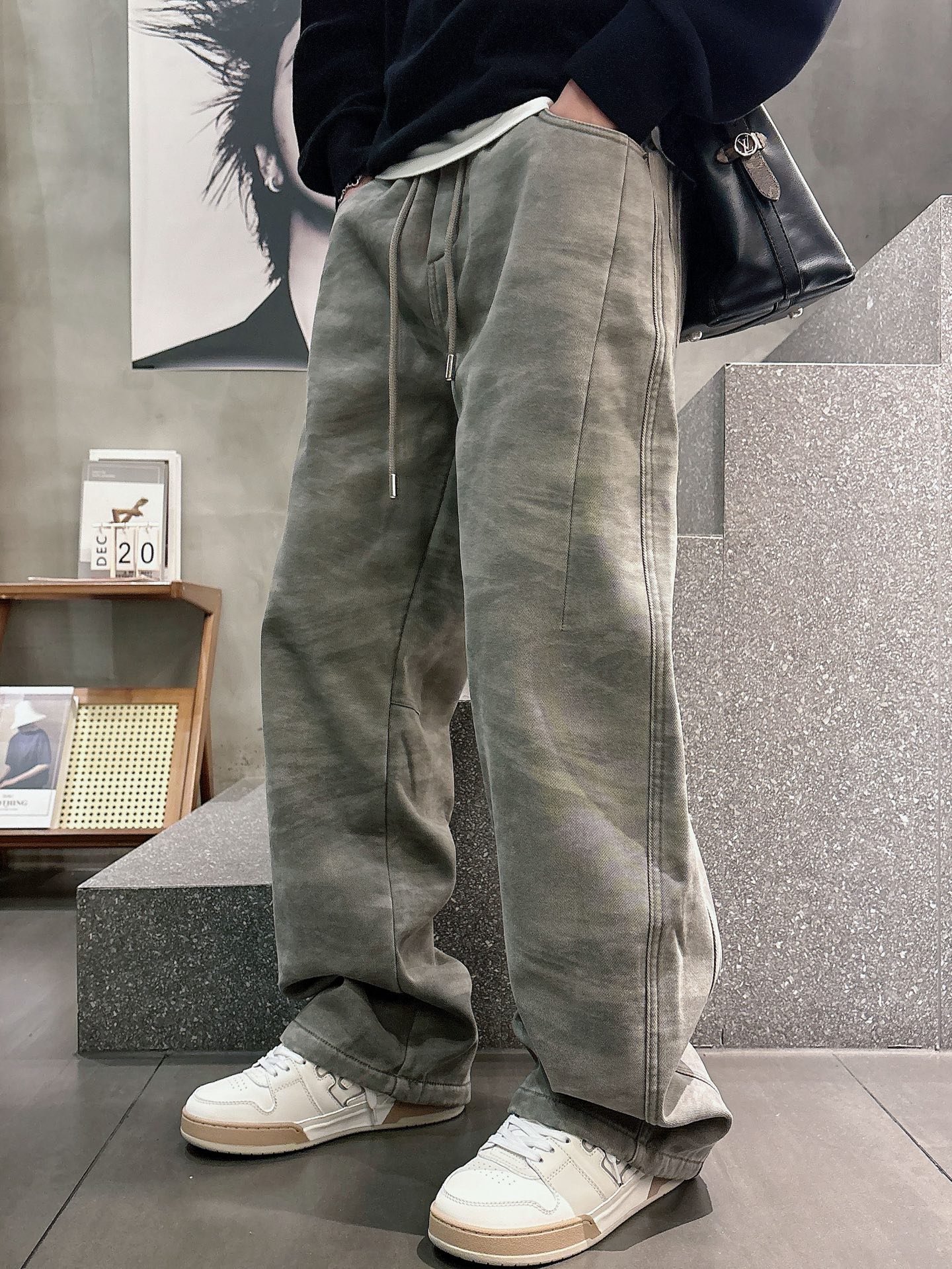 驴家🔥🔥休闲直筒加绒长裤，采用优质棉质材质，挺括有型，整体水洗效果上身足够吸睛且回头率爆棚！休闲直筒裤装