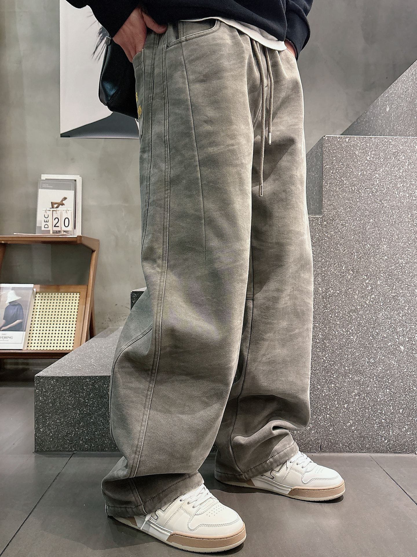 驴家🔥🔥休闲直筒加绒长裤，采用优质棉质材质，挺括有型，整体水洗效果上身足够吸睛且回头率爆棚！休闲直筒裤装