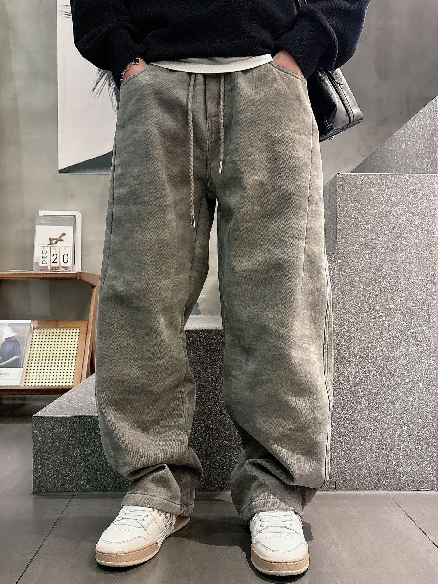 驴家🔥🔥休闲直筒加绒长裤，采用优质棉质材质，挺括有型，整体水洗效果上身足够吸睛且回头率爆棚！休闲直筒裤装