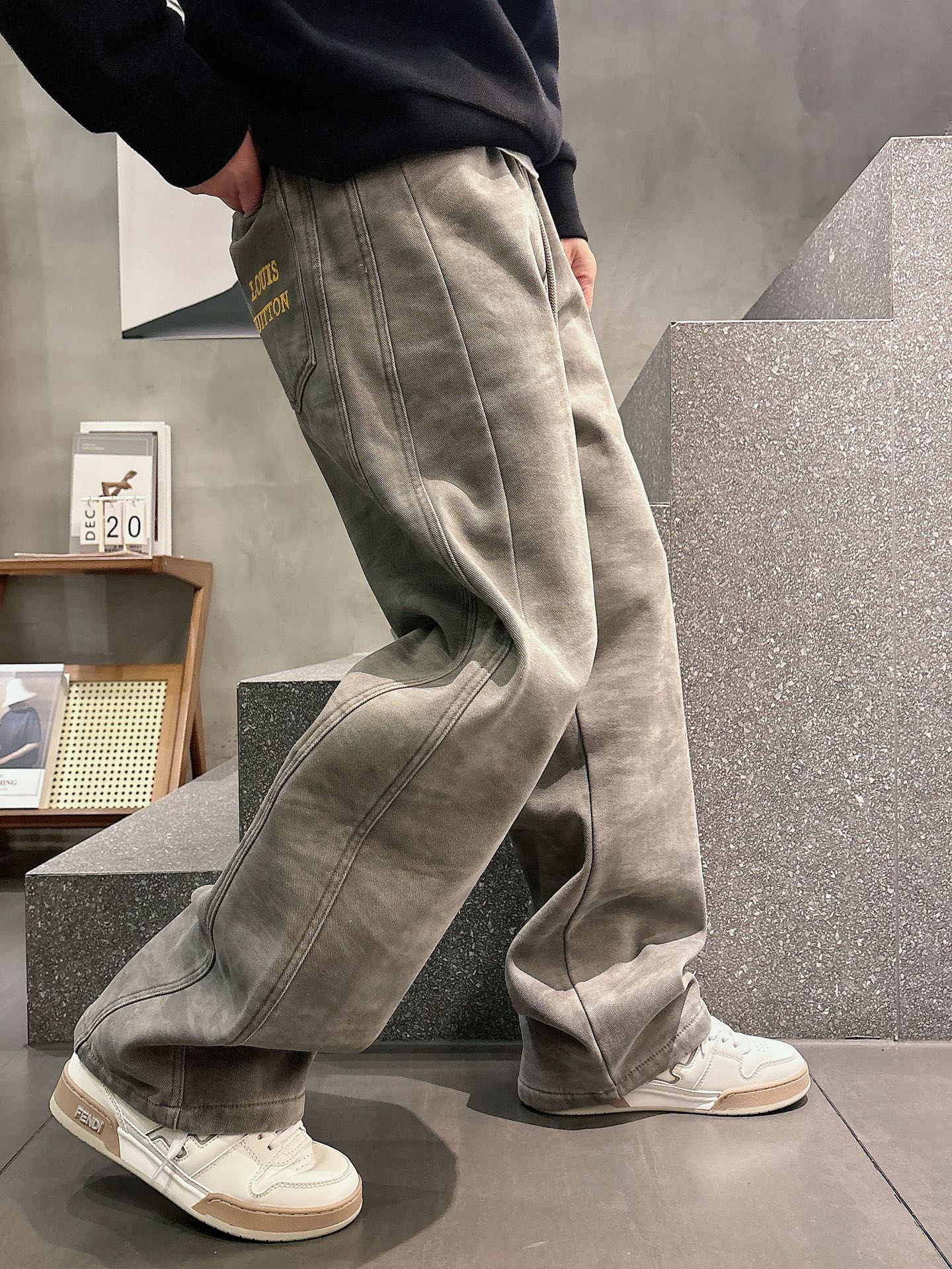 驴家🔥🔥休闲直筒加绒长裤，采用优质棉质材质，挺括有型，整体水洗效果上身足够吸睛且回头率爆棚！休闲直筒裤装